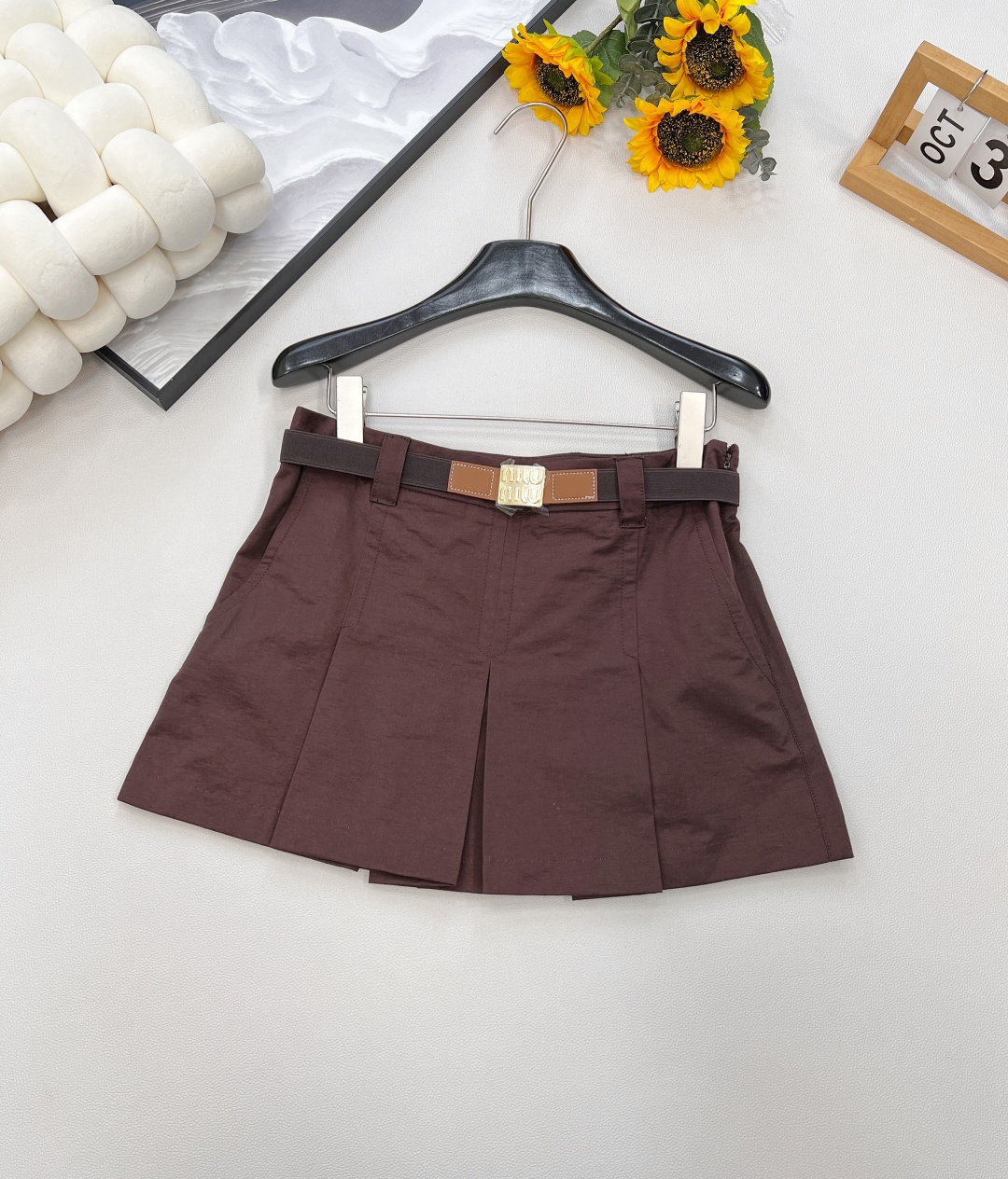 NO:444974,Miumiu25Fw early autumn new British college-style belt pleated skirt丨Exclusive yb development!  High-end production!  The blended cotton-fired cotton is breathable and durable. It has a slightly flared style, engraved metal letter buckle elastic belt. The leather logo is matched with contrasting stitching, which is unique. Layered base socks are worn in spring and autumn, and a refreshing belt is worn alone in summer to make it more proportional. Small people can also wear long legs!  Complete three standards, large-scale products, size sml code, miumiu, skirts, alexander wang19860909Miumiu25Fw早秋新款英伦学院风腰带百褶短裙丨独家yb开发！高版出品！定织定染棉混纺材质透气耐穿 微喇版型,雕刻金属字母扣弹力腰带 皮革徽标搭配对比缝线,独具特色.春秋叠穿打底袜,夏天单穿清爽腰带位置系高些更显比例,,小个子也能穿出大长腿！三标齐全,大货出 尺码sml 编码,,miumiu,skirts,alexander wang,Women's clothing