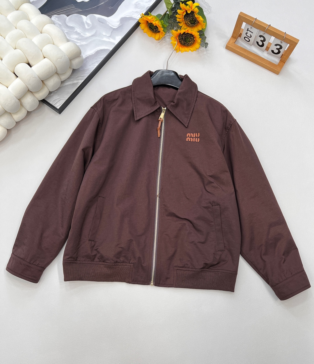 NO:444985,Miumiu25Fw early autumn new cocoa brown lapel jacket jacket | Exclusive yb development!  High-end production!  The leather details and contrasting stitching leather logo of fixed woven cotton blend material, shirt collar design, button cuffs, the leather details of the cuffs and contrasting stitching are unique, reshaping the college style with casual lines, combining retro and fashion, and the low-key tones exude calm charm!  Complete three standards, large-scale products, size sml code,,miumiu, jackets & coats, jackets & coats,shirts,alexander wang19860909Miumiu25Fw早秋新款可可棕翻领夹克外套丨独家yb开发！高版出品！定织定染棉混纺材质,衬衫式领设计,钮扣式袖口,袖口的皮革细节和撞色缝线皮革徽标独具特色,以休闲线条重塑学院风格,将复古与时尚融合,低调的色调散发着沉稳魅力！三标齐全,大货出 尺码sml 编码,,miumiu,jackets & coats,jackets & coats,shirts,alexander wang,Women's clothing