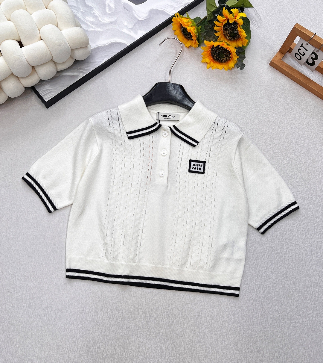 NO:445000,Miumiu25Ss new micro-label short lapel knitted top | Exclusive yb development!  High-end production!  The lapel half-open short-sleeved tailoring is interwoven with crochet texture, outlining vertical stripes collision, chest embroidered brand letter logo highlights the high-end feeling of outfit, the neckline cuffs and hem are contrasting stripes and thread lace, elastic and tighter, more refined, slim outfit, short style, revealing a slim waist, showing a slack tone, highlighting the light and luxurious and fashionable temperament, can be worn alone, three standards are complete, large-scale products are available SML code,,miumiu, T-shirt,alexander wang19860909Miumiu25Ss新款微标短款翻领针织上衣丨独家yb开发！高版出品！翻领半开襟短袖剪裁 通体利用钩针肌理交织 勾勒出竖状条纹碰撞 胸口刺绣品牌字母徽标 凸显穿搭高级感 领口袖口和下摆采用撞色条纹螺纹花边 弹性松紧更显精致 穿搭显瘦 短款版型 露出小蛮腰 尽显松弛调性 凸显轻奢时髦气质 单穿叠穿均可 ,三标齐全,大货出 尺码sml 编码,,miumiu,T-shirt,alexander wang,Women's clothing