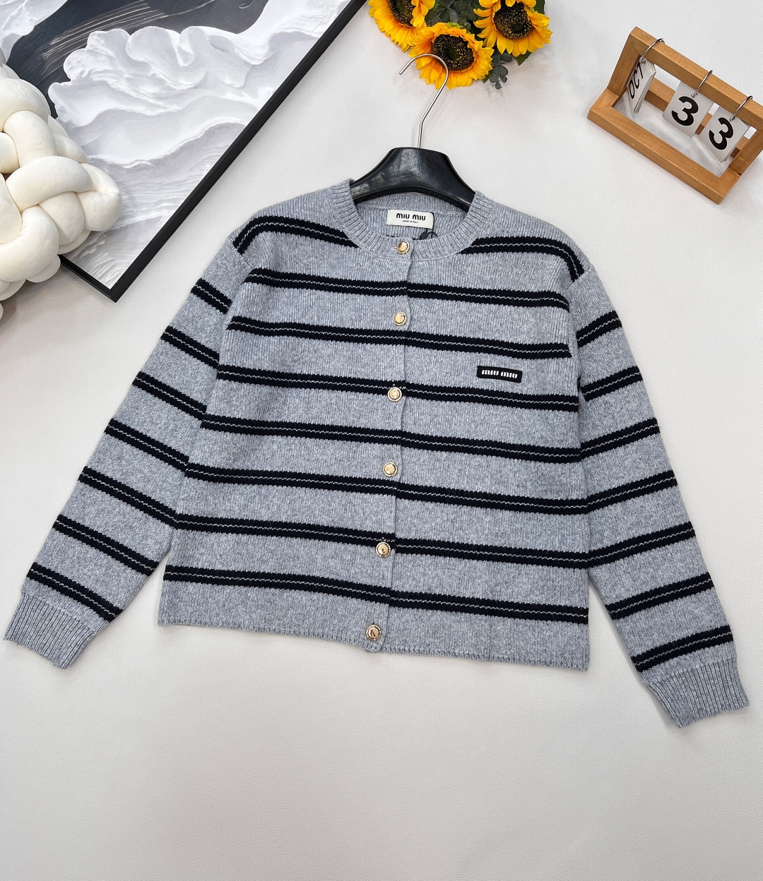 NO:445947,MIUMIU letter patch striped gold button cardigan, classic logo contrast striped cardigan, super bright red, white and noble. It is woven with imported German machine. Wool feels soft and comfortable to touch. Super beautiful~ Metal button closure, ribbed neckline and hem design, many details show the temperament of the miu series. Easy to match with various items, whether it is inner or outer, you can easily control the lazy and retro charm of the early autumn style. Contrast stripes create a nautical style, fashionable and eye-catching, simple and leisurely blend the modern atmosphere. Reinterpret the basic style with a different detail design. Red and black striped contrast splicing. Embroidered logo patches add iconic elements. Add fashionable attitude, loose tailoring with golden button plaids. The festive atmosphere is full to create a recognizable retro style!  Two colors size sml code, miumiu, alexander wang19860909MIUMIU 字母贴片条纹金扣开衫,经典徽标logo撞色条纹开衫,超亮眼的红色,显白又贵气. 采用德国进口机编织 绵羊毛触感柔软舒适 超好看的～ 金属纽扣开合,罗纹领口和下摆的设计,超多细节展现miu系的气质.轻松搭配各种单品,不论是内搭还是外披,都能让你轻松驾驭初秋的慵懒与小香风的复古韵味. 撞色条纹打造航海风格 时髦吸睛 简约闲适糅合摩登氛围 以别样的细节设计重释基础款式 红黑条纹撞色拼接 刺绣徽标贴饰增添标志性元素 平添时髦态度,金色纽扣开襟的宽松剪裁 节日气氛拉满 塑造极具辨识度的复古格调！两色出 尺码sml 编码,,miumiu,alexander wang,Women's clothing