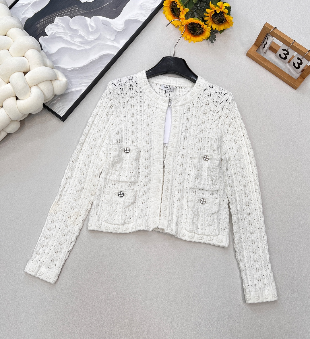 NO:445964,CHANEL, heavy craftsmanship, hollow relief woven cardigan, three-dimensional camellia edging craftsmanship, luxurious and high-end temperament. Original custom invisible metal hook buckle design, classic round neck four-pocket style versatile and fashionable and high-end!  What a gentle cardigan. Both the style and the fabric are very textured. The moon-like white is so clear. The heroine of the gentle French movie is visual. The crochet flowers are beautiful and romantic. The customized yarn has a delicate texture!  Sweet girl with elegant temperament ~ healing and high appearance, two colors, size sml code, chanel, chanel, alexander wang19860909CHANEL 人间香奈儿,重工艺镂空浮雕编织开衫 立体山茶花包边工艺,气质奢华又高级.原版定制隐形金属勾扣设计经典圆领四口袋版型百搭不挑人时髦又高级！ 好温柔的开衫 无论是版型还是面料都很有质感 如月光般的白色好有清透感 温柔法式电影女主即视感 钩织花朵唯美浪漫～定制的纱线细腻质感超级棒！气质优雅的甜美少女～治愈系高颜值,两色出 尺码sml 编码,,chanel,chanel,alexander wang,Women's clothing