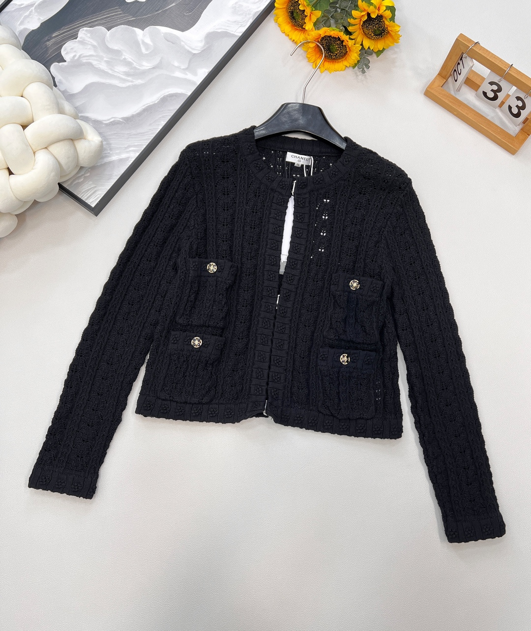 NO:445907,CHANEL, heavy craftsmanship, hollow relief woven cardigan, three-dimensional camellia edging craftsmanship, luxurious and high-end temperament. Original custom invisible metal hook buckle design, classic round neck four-pocket style versatile and fashionable and high-end!  What a gentle cardigan. Both the style and the fabric are very textured. The moon-like white is so clear. The heroine of the gentle French movie is visual. The crochet flowers are beautiful and romantic. The customized yarn has a delicate texture!  Sweet girl with elegant temperament ~ healing and high appearance, two colors, size sml code, chanel, chanel, alexander wang19860909CHANEL 人间香奈儿,重工艺镂空浮雕编织开衫 立体山茶花包边工艺,气质奢华又高级.原版定制隐形金属勾扣设计经典圆领四口袋版型百搭不挑人时髦又高级！ 好温柔的开衫 无论是版型还是面料都很有质感 如月光般的白色好有清透感 温柔法式电影女主即视感 钩织花朵唯美浪漫～定制的纱线细腻质感超级棒！气质优雅的甜美少女～治愈系高颜值,两色出 尺码sml 编码,,chanel,chanel,alexander wang,Women's clothing