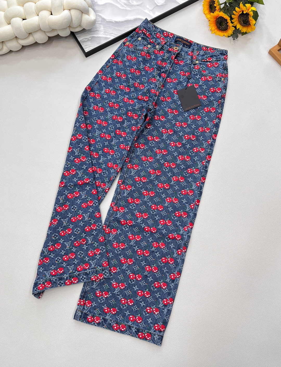 NO:445921,LOUIS VUITTON 25 new early autumn products 1V cherry full-print jacquard letters denim trousers, cotton denim material enzyme washing process, not easy to fade, cherry prints, presbyopia jacquard full-print letter design, highlighting the brand's tone symmetrical pocket, the style is good-looking and slim overall fashionable and fashionable!  Complete three standards, large-scale products, size sml code, louis vuitton, alexander wang19860909LOUIS VUITTON25款早秋新品1V樱桃满印提花字母牛仔长裤,全棉牛仔材质酵素水洗工艺处理,不容易掉色串色樱桃印花,老花提花满印字母设计,彰显品牌调性对称口袋 版型好看显瘦整体时髦洋气！三标齐全,大货出 尺码sml 编码,,louis vuitton,alexander wang,Women's clothing