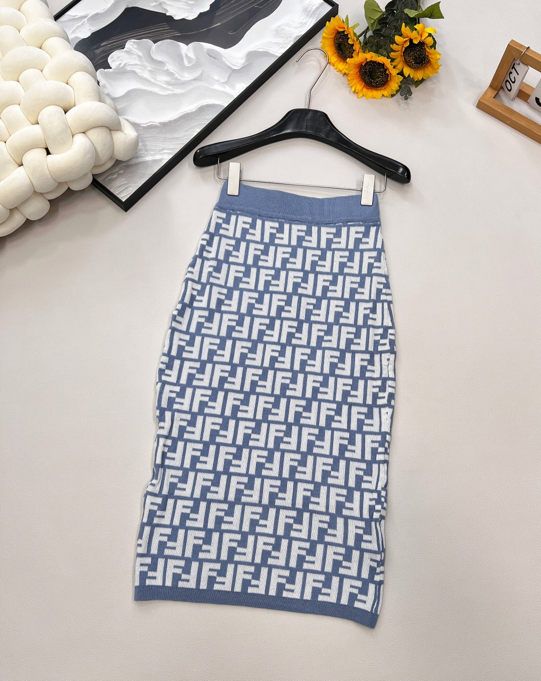 NO:445935,FENDI's new blue F jacquard knitted color contrast design classic series, U-neck vest, short sleeves, dress, skirt, shorts, double F letter knitted vest! Classic LOGO logo, very high recognition! Low-key and luxurious, three-dimensional relief letters, a very strong design style! Slim fit style, huge slim look! Three-digit model, large-scale size Sml code, fendi, skirts, shorts, T-shirt, alexander wang19860909FENDI新款系列蓝色F提花针织 撞色设计 经典系列 ,U领背心 短袖 连衣裙 半身裙 短裤,双F字母针织背心!经典LOGO标识,识别度很高!低调奢华,立体浮雕字母,设计感极强的款! 修身版型上身巨显瘦!三标齐全,大货出 尺码Sml 编码,,fendi,skirts,shorts,T-shirt,alexander wang,Women's clothing