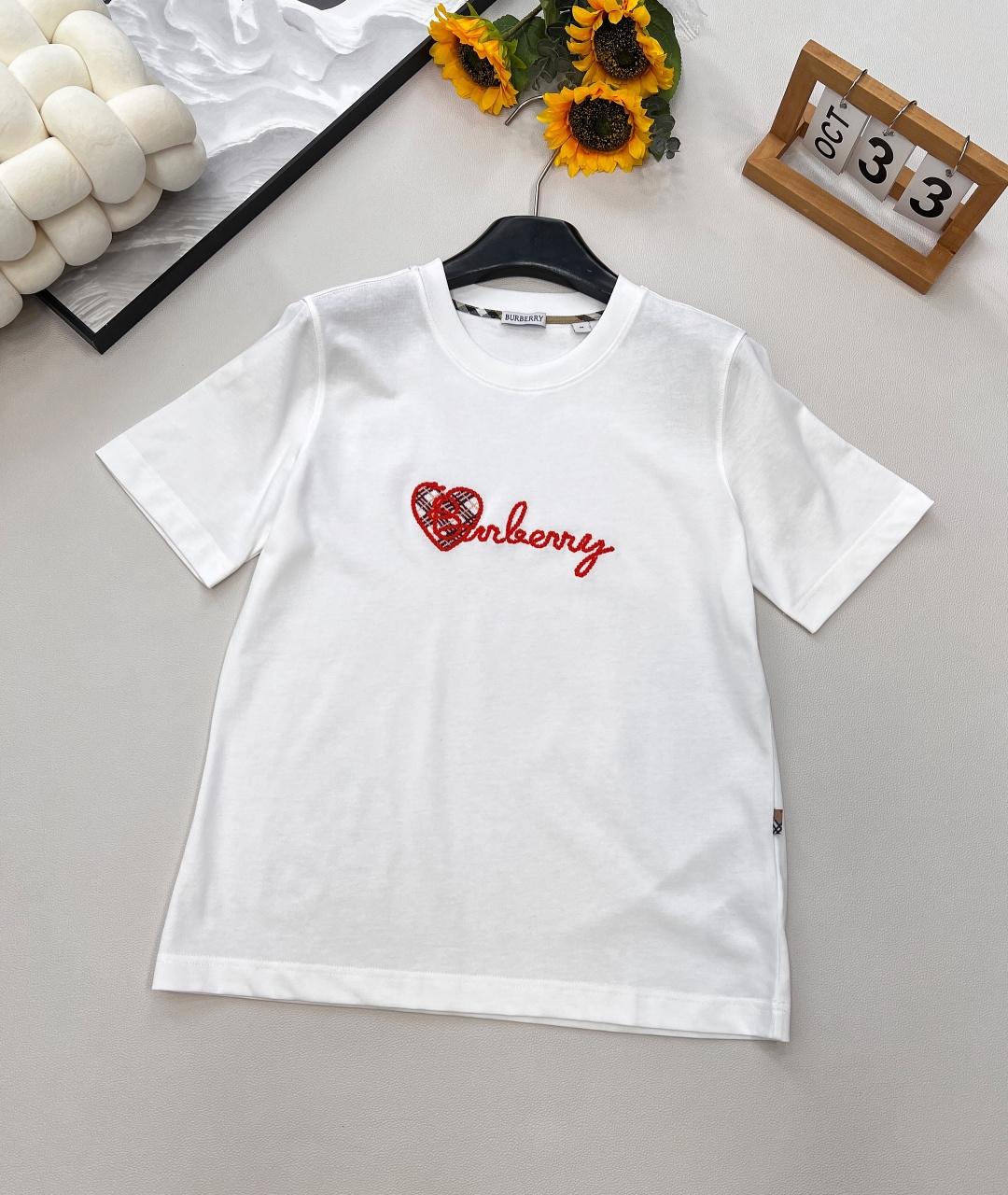 NO:445941,Burberry 25Ss spring and summer new style plaid love letter embroidered round neck short-sleeved T-shirt丨Exclusive yb development!  High-end production!  !  It's really hard not to love it. It's so beautiful with high-waisted wide-leg pants or short skirts!  It can be sweet or salty~ Customized fabric, super comfortable texture!  Such a T-shirt is something that everyone has!  Two colors size sml code, burberry, skirts, T-shirt,tees, t-shirt,alexander wang19860909Burberry 25Ss春夏新款 格纹爱心字母刺绣圆领短袖T恤丨独家yb开发！高版出品！！真的很难不爱呀 搭配高腰阔腿裤或短裙 简直美炸了！可甜可盐～定制面料 质感超级舒适！这样的T恤就是人手一件的存在！两色出 尺码sml 编码,,burberry,skirts,T-shirt,tees，t-shirt,alexander wang,Women's clothing