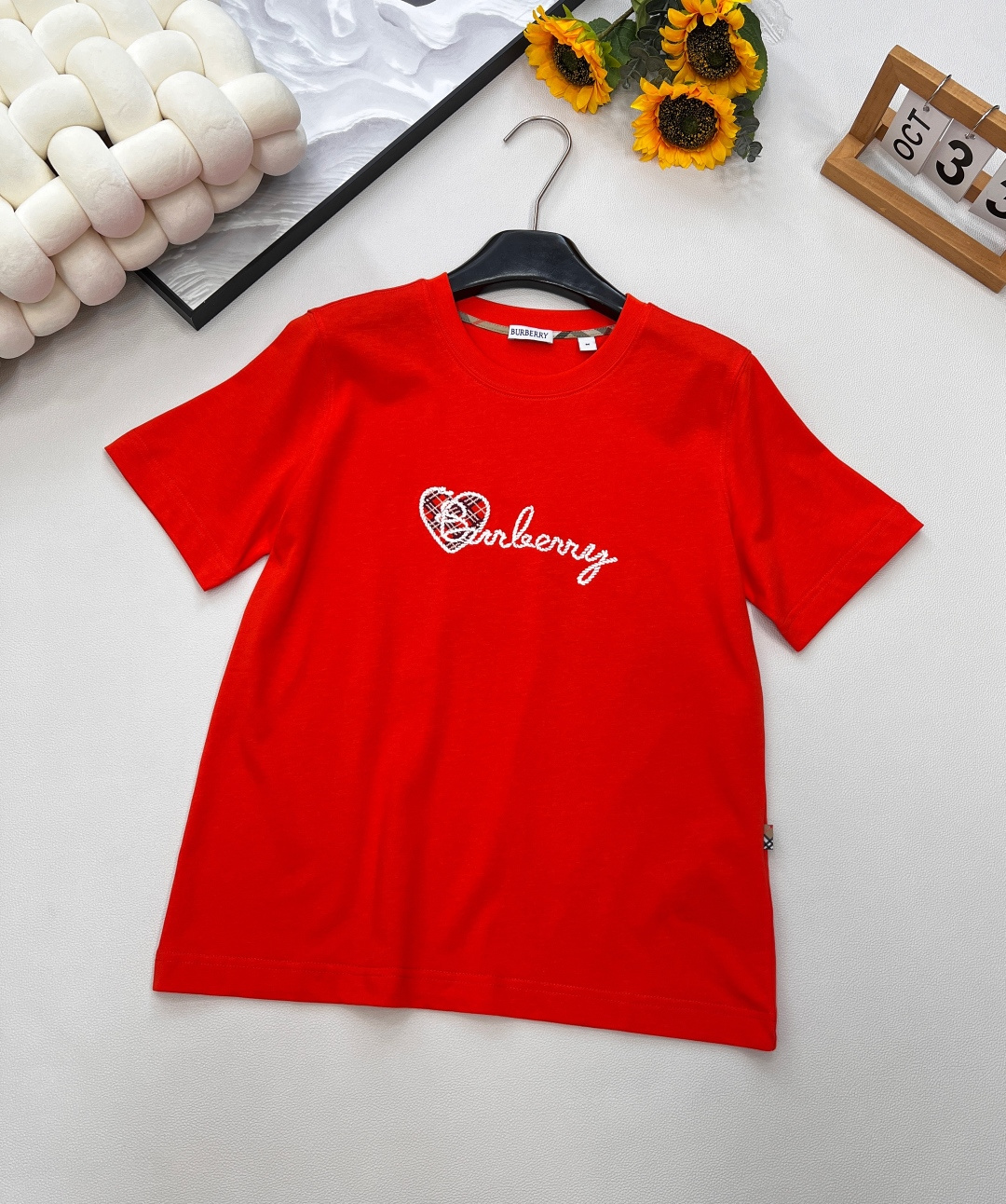 NO:445957,Burberry 25Ss spring and summer new style plaid love letter embroidered round neck short-sleeved T-shirt丨Exclusive yb development!  High-end production!  !  It's really hard not to love it. It's so beautiful with high-waisted wide-leg pants or short skirts!  It can be sweet or salty~ Customized fabric, super comfortable texture!  Such a T-shirt is something that everyone has!  Two colors size sml code, burberry, skirts, T-shirt,tees, t-shirt,alexander wang19860909Burberry 25Ss春夏新款 格纹爱心字母刺绣圆领短袖T恤丨独家yb开发！高版出品！！真的很难不爱呀 搭配高腰阔腿裤或短裙 简直美炸了！可甜可盐～定制面料 质感超级舒适！这样的T恤就是人手一件的存在！两色出 尺码sml 编码,,burberry,skirts,T-shirt,tees，t-shirt,alexander wang,Women's clothing