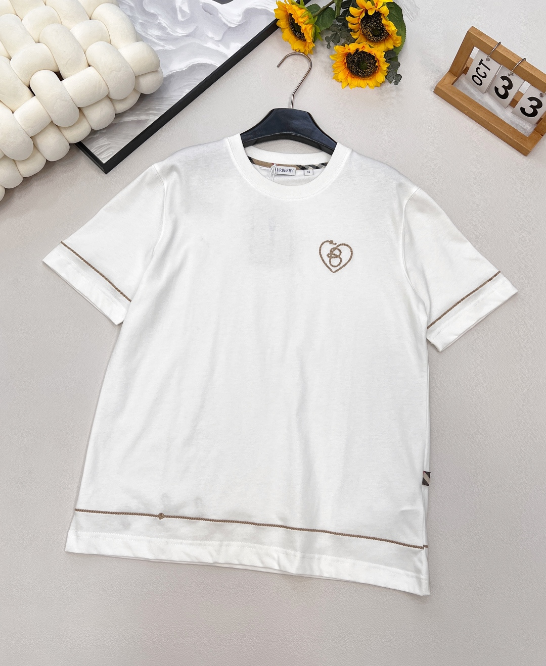 NO:445902,Burberry 25Ss spring and summer new style plaid love letter embroidered round neck short-sleeved T-shirt丨Exclusive yb development!  High-end production!  !  It's really hard not to love it. It's so beautiful with high-waisted wide-leg pants or short skirts!  It can be sweet or salty~ Customized fabric, super comfortable texture!  Such a T-shirt is something that everyone has!  Loose style, same style for men and women, complete three standards, two colors size xssml code, burberry, skirts, T-shirt, tees, t-shirt, alexander wang19860909Burberry 25Ss春夏新款 格纹爱心字母刺绣圆领短袖T恤丨独家yb开发！高版出品！！真的很难不爱呀 搭配高腰阔腿裤或短裙 简直美炸了！可甜可盐～定制面料 质感超级舒适！这样的T恤就是人手一件的存在！宽松版型,男女同款,三标齐全,两色出 尺码xssml 编码,,burberry,skirts,T-shirt,tees，t-shirt,alexander wang,Women's clothing