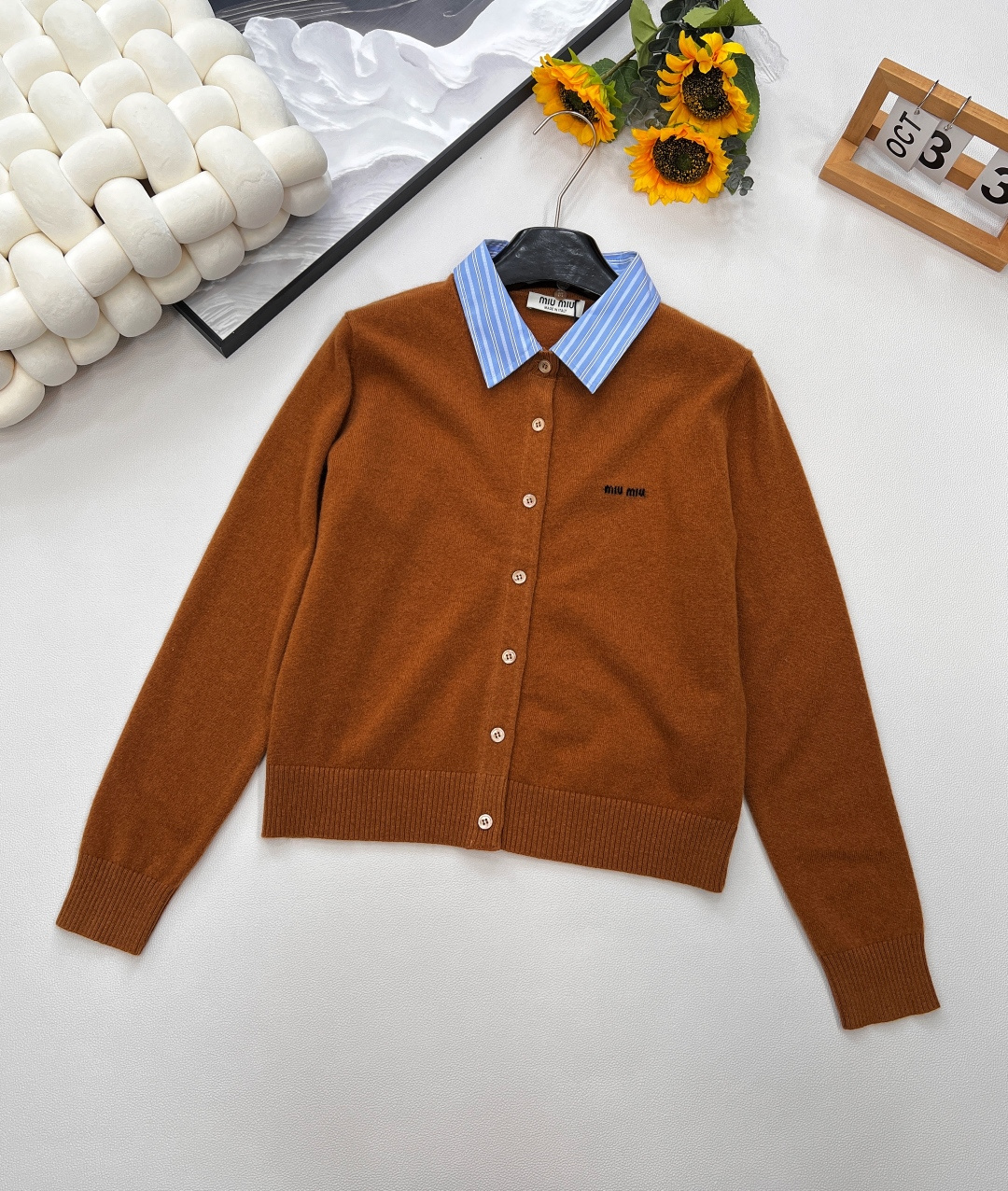 NO:446946,Miumiu25Fw early autumn new letter jacquard shirt collar knitted cardigan丨Exclusive high-end production!  The fixed-dye cashmere wool material has a hazy fairy style, so you can easily wear it in French exquisite romance~ The olive green upper body brightens the skin tone, whitens and slimming style yyds!  Paired with a skirt, full of vitality and vitality. Three standards are complete, two colors are excellent. SML code, miumiu, skirts, shirts, alexander wang19860909Miumiu25Fw早秋新款字母提花衬衫领针织开衫丨独家高版出品！定染羊绒羊毛材质 自带朦胧的仙意,轻松就能穿出法式的精致浪漫～橄榄绿上身提亮肤色,显白显瘦版型yyds！搭配半裙充满活力与生机.三标齐全,两色出 尺码sml 编码,,miumiu,skirts,shirts,alexander wang,Women's clothing