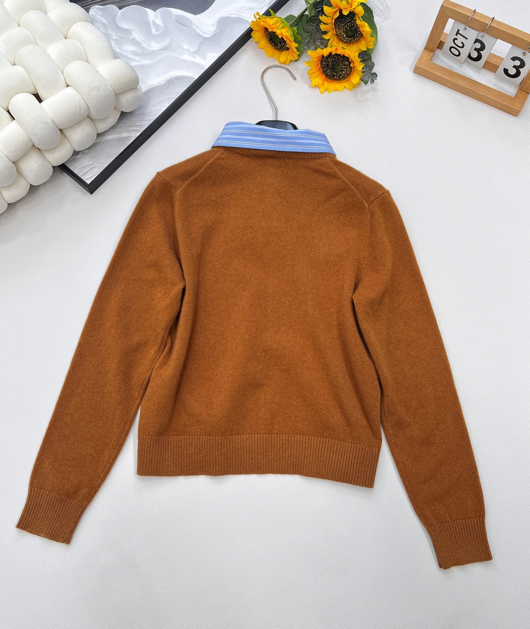 🆕Miumiu25Fw早秋新款字母提花衬衫领针织开衫丨⚠独家高版出品！定染羊绒羊毛材质 自带朦胧的仙意，