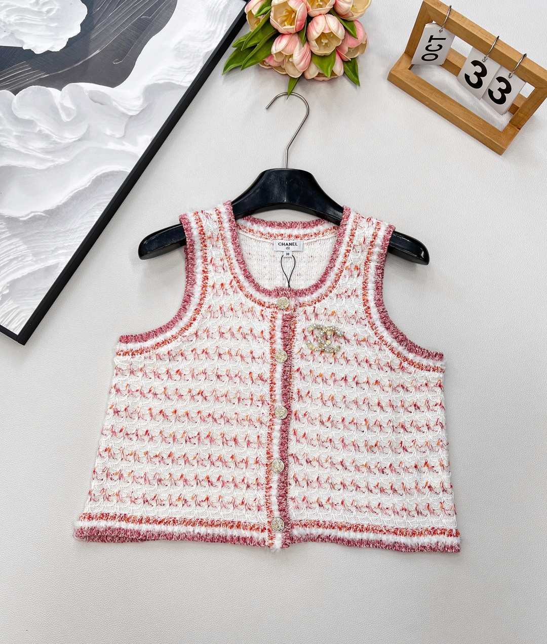 NO:446989,Chanel25 summer new knitted vest cardigan pink and white woven fabric has a thick tweed texture. The delicate texture hides French exquisiteness. Contrasting color piping outlines neatly. Metal buttons + double C marks. Weld the noble to the body. The sleeveless design is suitable for layering. The single dress is also superb, delicate and soft. The upper body is comfortable and comfortable. The fragrant and ancient series. Each one is very popular!  Overall very girly. Three-standard large-scale products are available in size sml code, chanel, skirts, alexander wang19860909Chanel25夏季新款针织背心开衫粉白编织面料自带粗花呢质感 细腻纹理藏着法式精致 撞色滚边勾勒利落轮廓 甜而不腻 金属纽扣+双C标 把贵气焊在身上 无袖设计适配叠穿 单穿配裙装也超绝,细腻柔软 上身亲肤舒适 香香风中古系列 每一款都深得人心！整体非常少女 .三标齐全大货出 尺码sml 编码,,chanel,skirts,alexander wang,Women's clothing