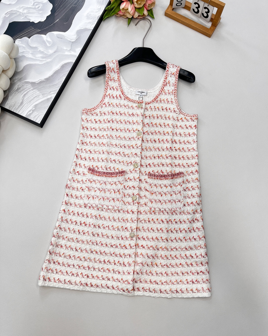 NO:447008,Chanel25 summer new knitted vest skirt pink and white knitted texture with a retro tone, delicate and thick tweed texture, high-end and neat and elegant, metal button embellishment, exquisite feeling, pink edge pockets on both sides, playful and small thoughts, straight cuts that don't pick on the figure, look like a rich girl, a perfect versatile battle robe for four seasons, layered coats, sweaters are beautiful, full of three-standard products, size sml code, chanel, skirts, alexander wang19860909Chanel25夏季新款针织背心裙粉白编织纹理自带复古腔调 细腻粗花呢质感 摸得到的高级利落又显气质 金属纽扣点缀 精致感拉满 两侧粉边口袋 藏着俏皮小心思 不挑身材的直筒剪裁 穿上就是富家千金即视感 妥妥的四季百搭战袍 叠穿大衣 针织衫都美炸,三标齐全大货出 尺码sml 编码,,chanel,skirts,alexander wang,Women's clothing