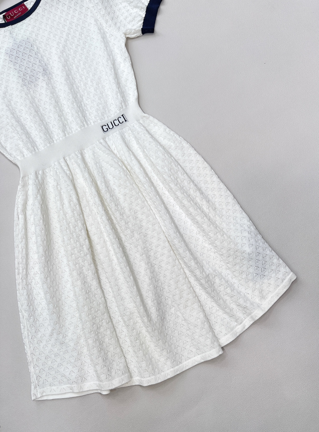 🆕Gucci新品连衣裙📷一眼就相中了 是心动的感觉..💛💛💛配色太正点了 高级的米色系 上身显瘦修身！懒