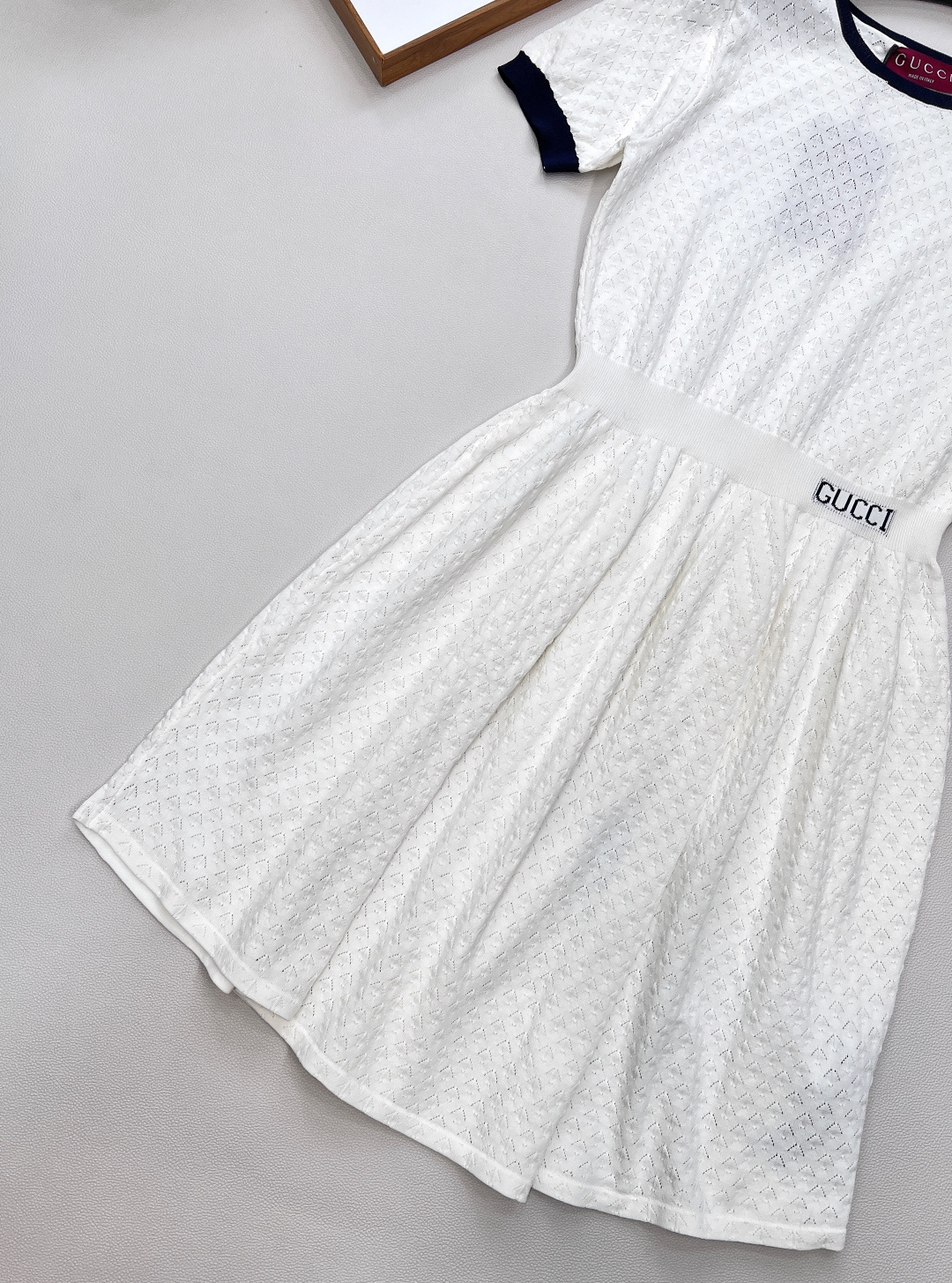 🆕Gucci新品连衣裙📷一眼就相中了 是心动的感觉..💛💛💛配色太正点了 高级的米色系 上身显瘦修身！懒