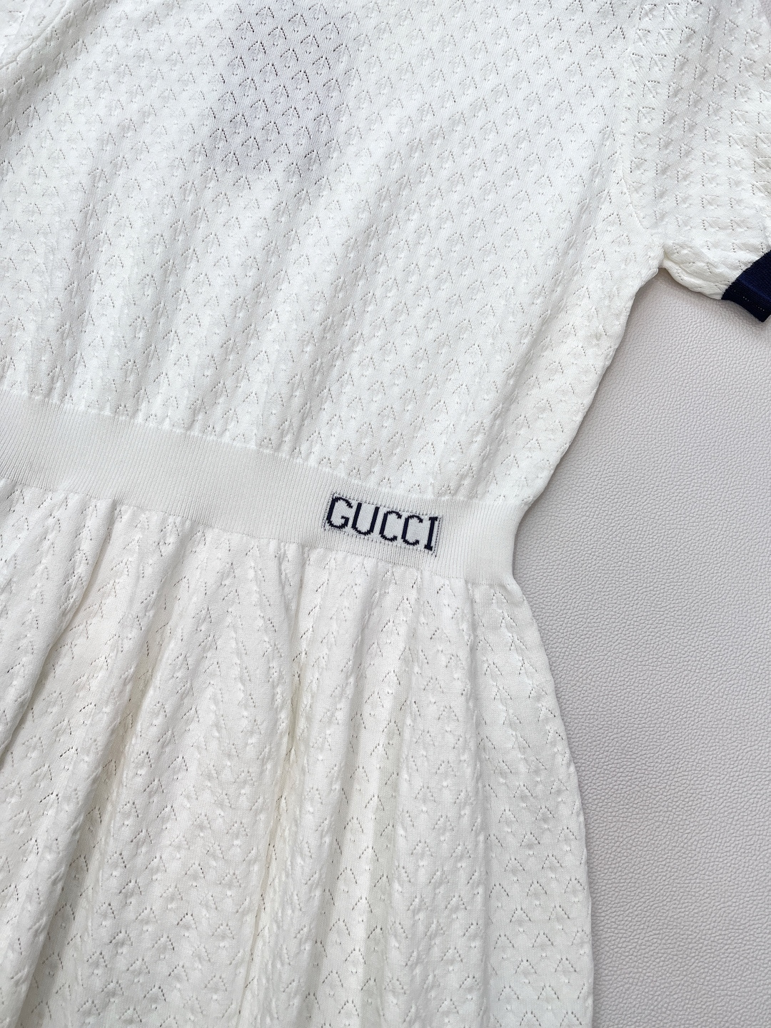 🆕Gucci新品连衣裙📷一眼就相中了 是心动的感觉..💛💛💛配色太正点了 高级的米色系 上身显瘦修身！懒