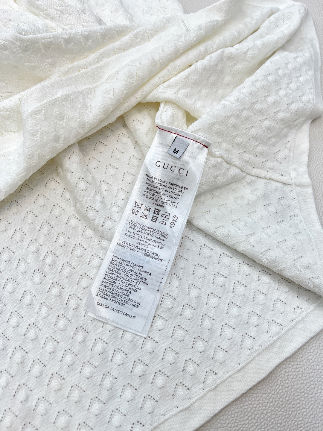 🆕Gucci新品连衣裙📷一眼就相中了 是心动的感觉..💛💛💛配色太正点了 高级的米色系 上身显瘦修身！懒