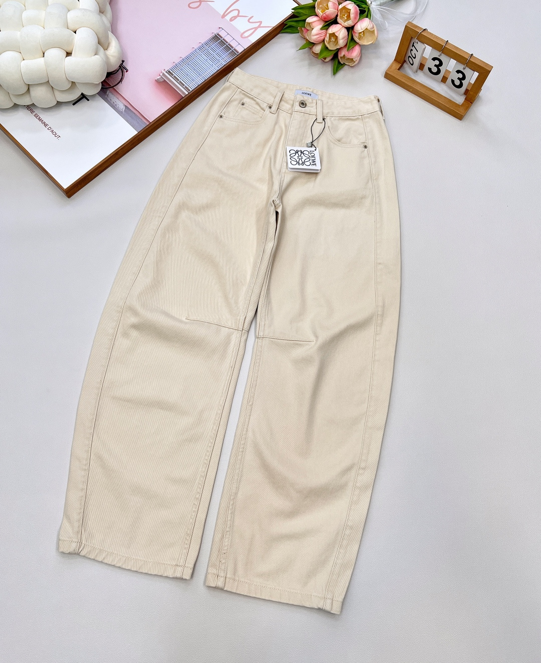 NO:448165,Loewe2025 new plain color loose scimitar jeans, customized YB twill cotton denim material, soft and comfortable fabric, good breathability, repeated enzyme washing process, not easy to dye and decolorize, light khaki color matching, old retro feeling double-entry high waist buckle double-in pocket design, sewing dividing lines at the bend of knee to create a scimitar effect, effectively modify straight leg lines, wide-leg style without restraint, rear waist leather mark relaxed and fashionable, style inclusively modify leg shape while wearing full high street casual style, commuting and daily vacation dates, customized surface accessories, three standards are complete, large-scale goods Size smlXL code,,loewe,jeans,alexander wang19860909Loewe2025新款素色宽松弯刀牛仔裤,定制YB斜纹棉牛仔材质 面料柔软舒适 透气性好 反复酵素水洗工艺处理 不易染色脱色 浅卡其配色 做旧复古感倍增 高腰系扣双插兜设计 膝弯处缝制分割线打造弯刀效果 有效修饰直腿线条 阔腿版型穿着无束缚感 后腰皮标松弛时髦 版型包容修饰腿型的同时 穿出满满的高街休闲风 通勤日常度假约会 定制面辅料 ,三标齐全,大货出 尺码smlXL 编码,,loewe,jeans,alexander wang,Women's clothing