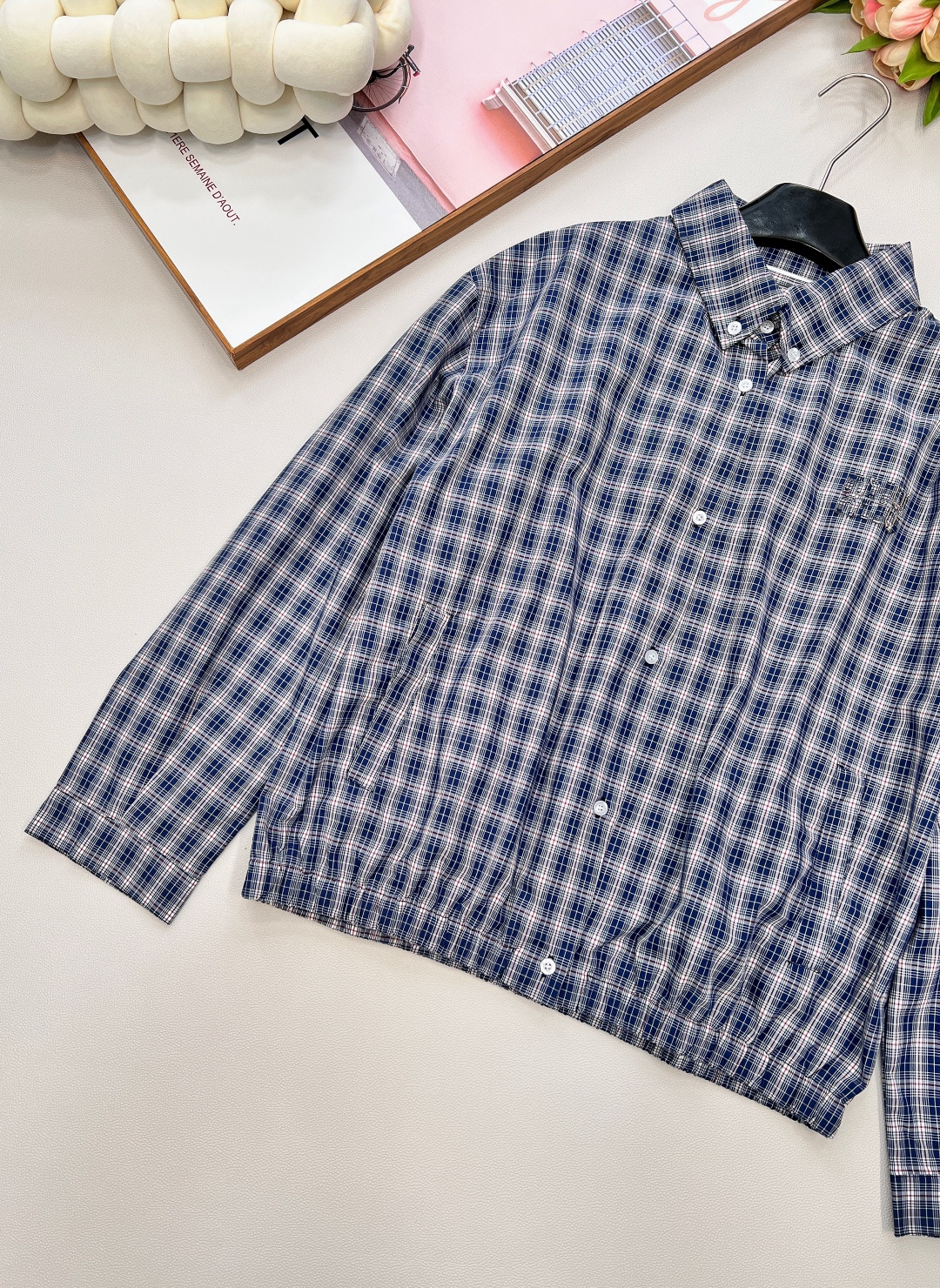 🆕Miumiu25Ss新款字母微标贴布绣格纹夹克外套丨高版出品！男女同款，定织面料休闲而精致的设计风格，