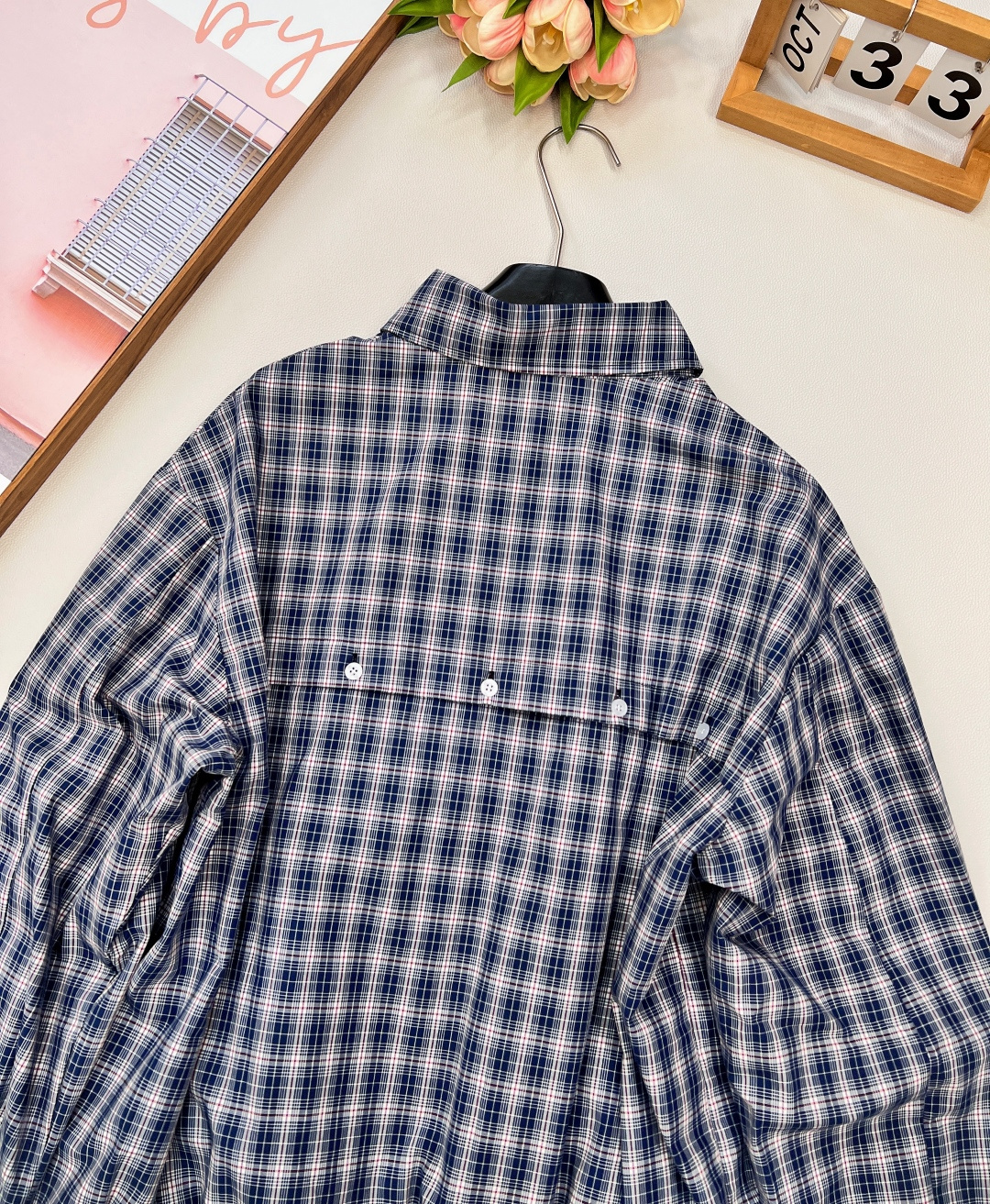 🆕Miumiu25Ss新款字母微标贴布绣格纹夹克外套丨高版出品！男女同款，定织面料休闲而精致的设计风格，
