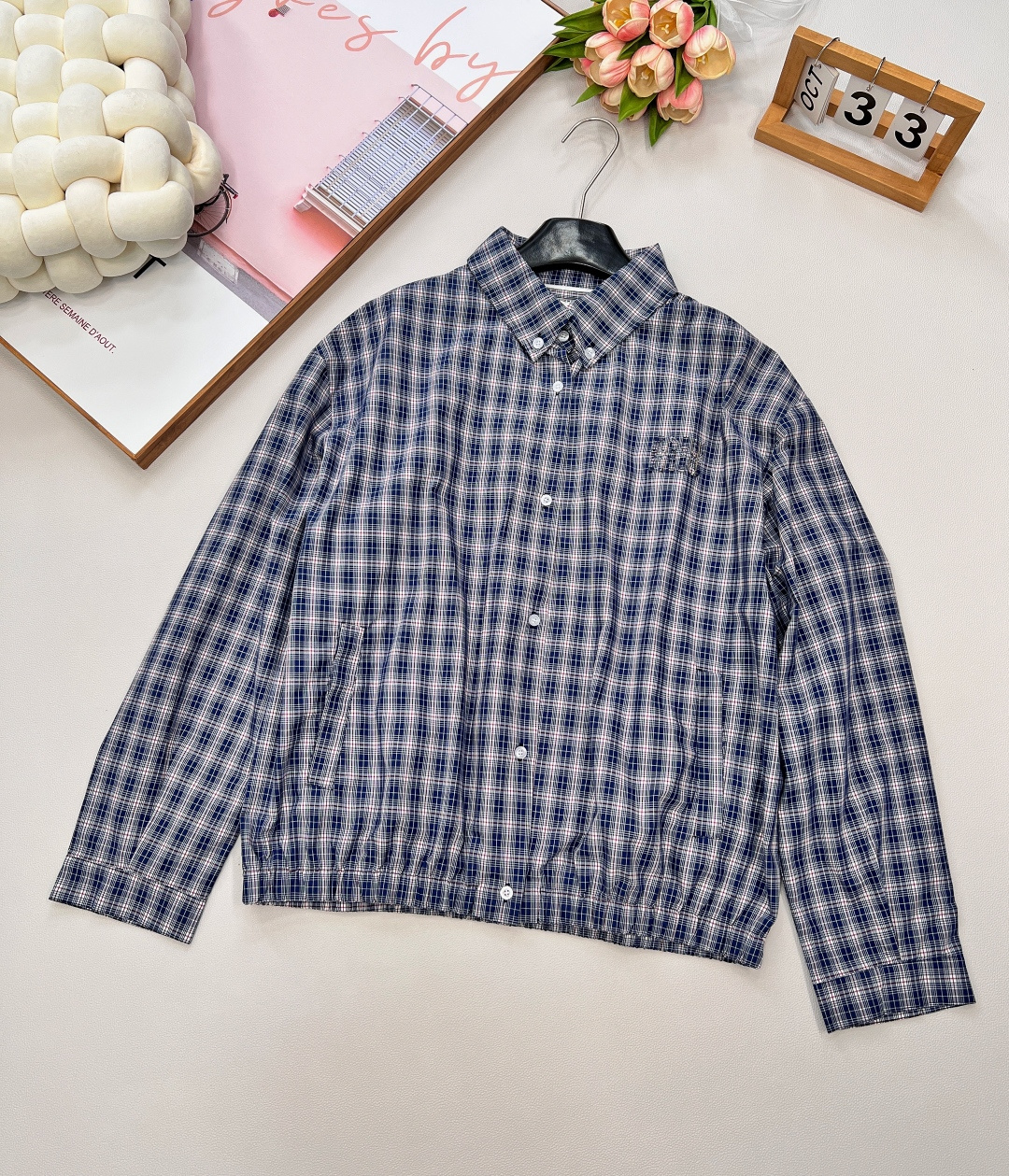 NO:448174,Miumiu25Ss new letter micro-label patch embroidered plaid jacket | high-end production!  The same style for men and women, the casual and exquisite design style of the fixed fabric, the casual series silhouette and Polo plaid interpret the relaxed and comfortable femininity, and the embroidered logo on the chest adds iconic elements. A simple and high-end jacket!  The same style for men and women, complete three specifications, large-scale products, size sml code, miumiu, jackets & coats, jackets & coats, alexander wang19860909Miumiu25Ss新款字母微标贴布绣格纹夹克外套丨高版出品！男女同款,定织面料休闲而精致的设计风格,休闲系列廓形与Polo格纹演绎轻松自在的女性气质,胸前logo 刺绣徽标平添标志性元素.简单而高级感外套！男女同款,三标齐全,大货出 尺码sml 编码,,miumiu,jackets & coats,jackets & coats,alexander wang,Women's clothing