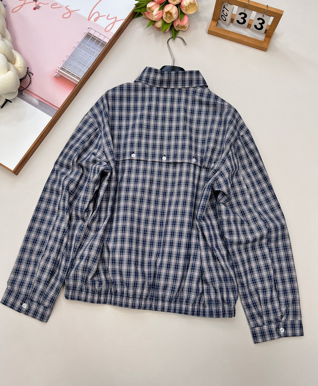 🆕Miumiu25Ss新款字母微标贴布绣格纹夹克外套丨高版出品！男女同款，定织面料休闲而精致的设计风格，