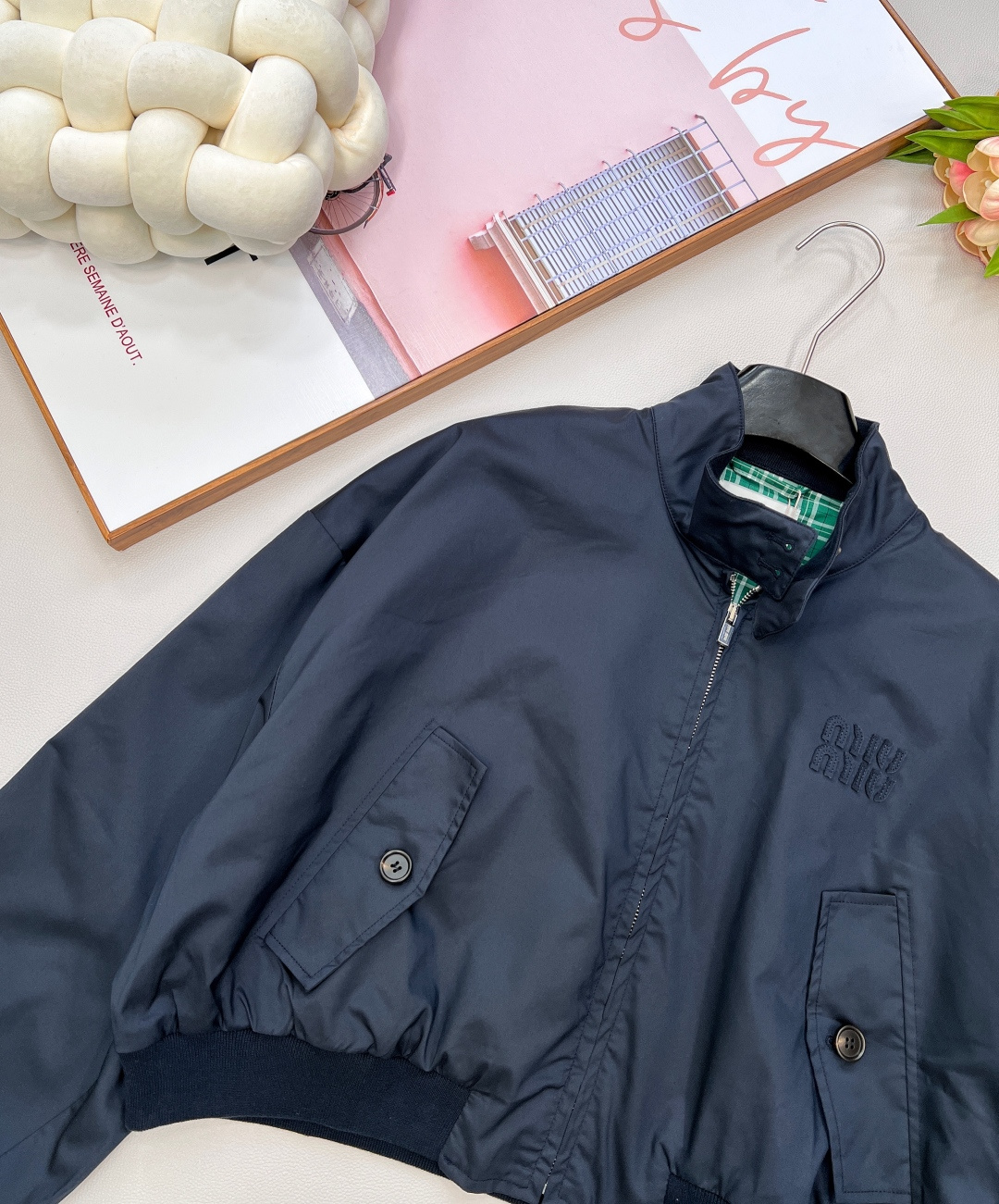🆕miumiu25新款短款小立领拉链外套 💙💚恰到好处的长度上身显高拉长比例～内里撞色绿格纹设计为穿搭增