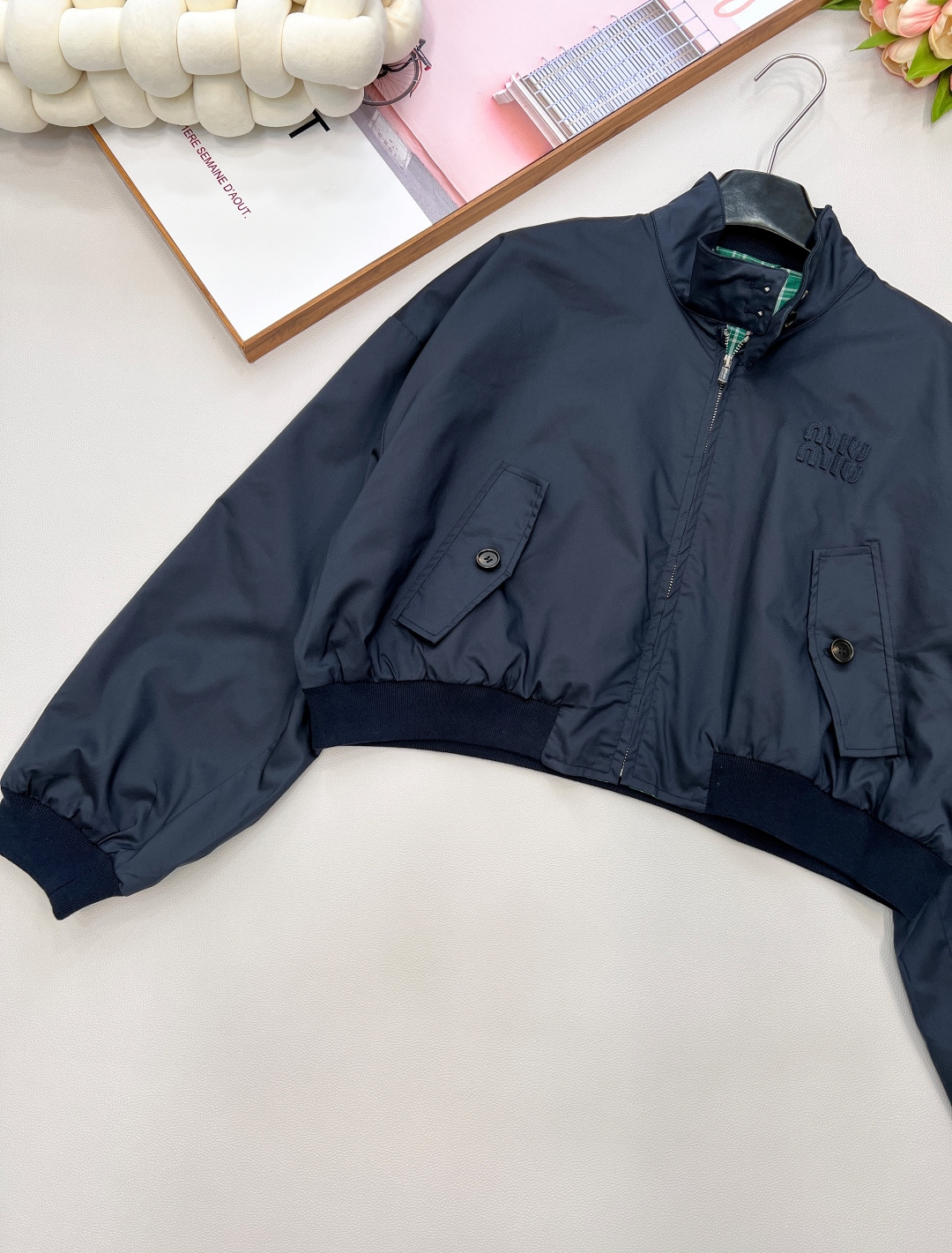 🆕miumiu25新款短款小立领拉链外套 💙💚恰到好处的长度上身显高拉长比例～内里撞色绿格纹设计为穿搭增
