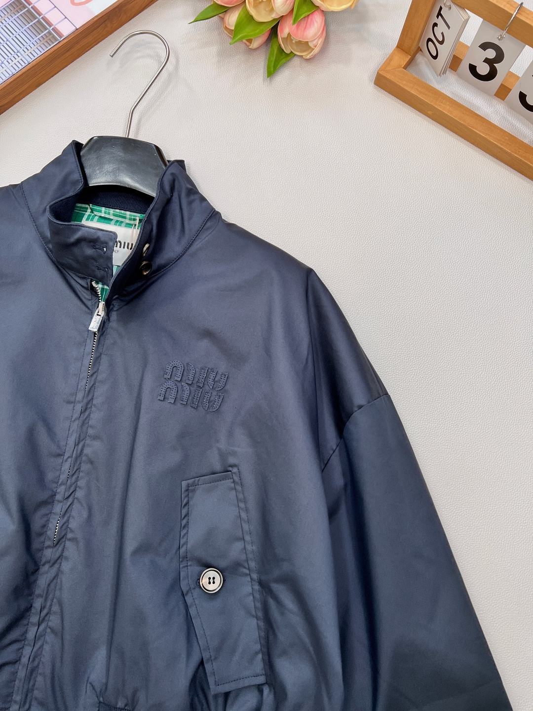 🆕miumiu25新款短款小立领拉链外套 💙💚恰到好处的长度上身显高拉长比例～内里撞色绿格纹设计为穿搭增