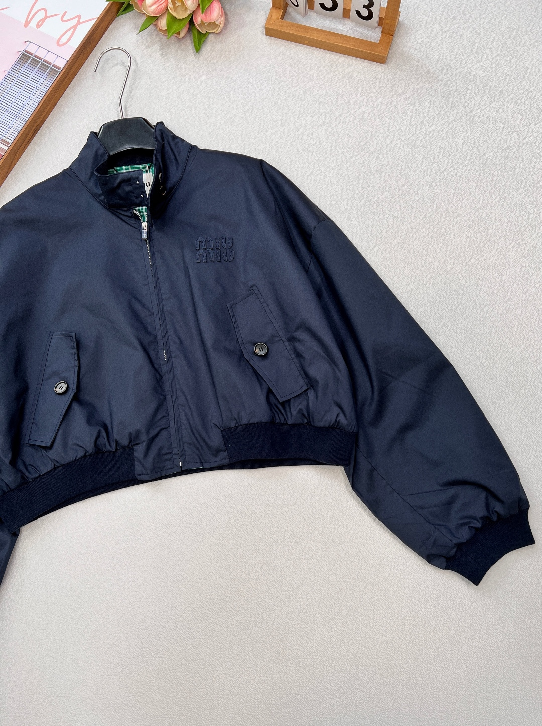 🆕miumiu25新款短款小立领拉链外套 💙💚恰到好处的长度上身显高拉长比例～内里撞色绿格纹设计为穿搭增