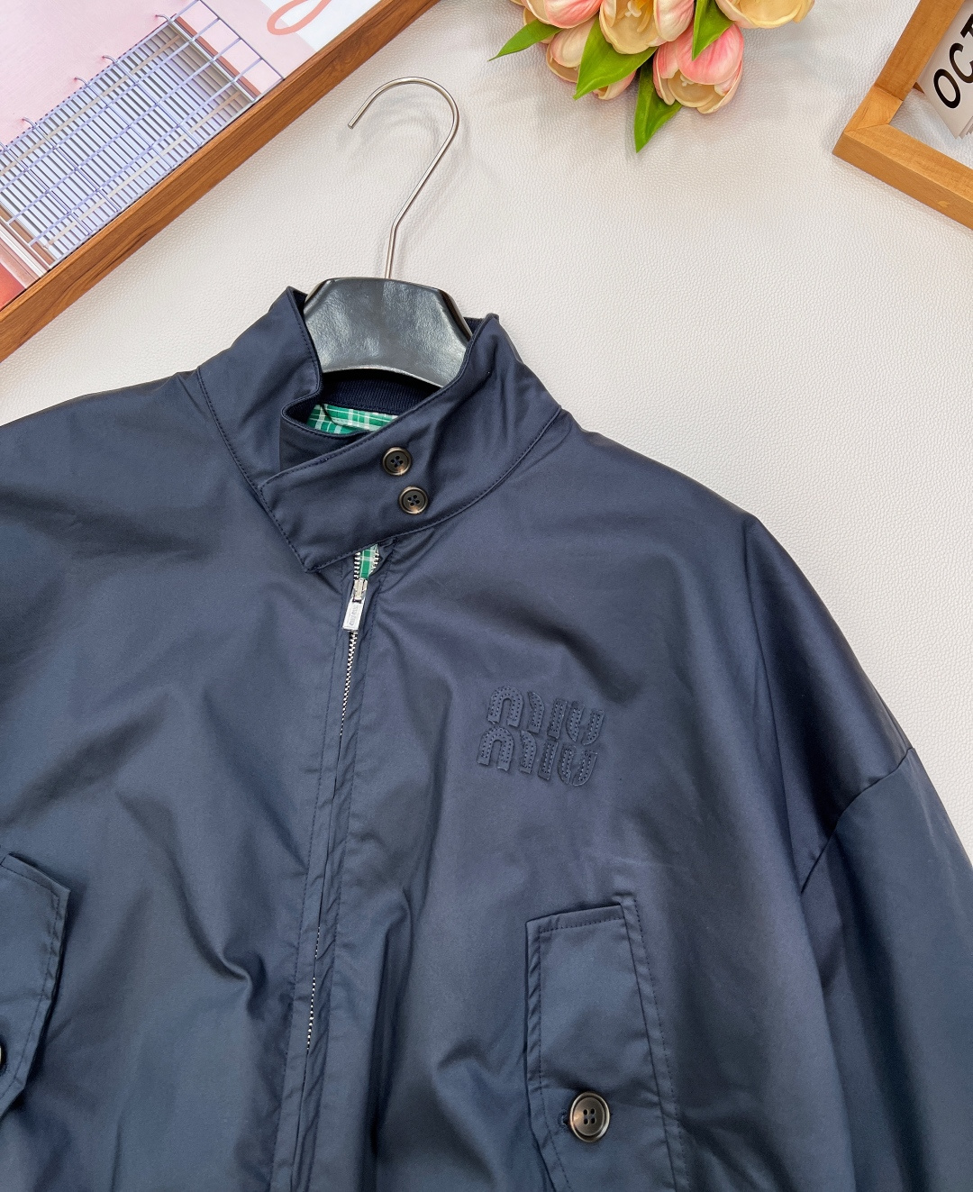 🆕miumiu25新款短款小立领拉链外套 💙💚恰到好处的长度上身显高拉长比例～内里撞色绿格纹设计为穿搭增