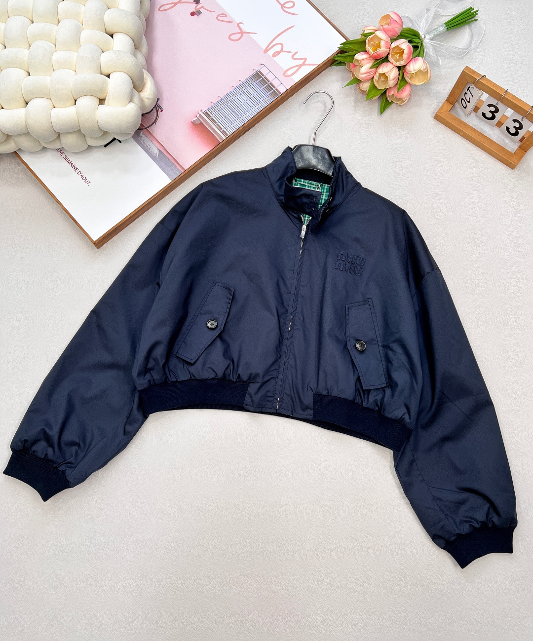 NO:448182,Miumiu25 new short stand-alone zipper jacket, just right length, the upper body shows a high and elongated ratio~ The contrasting green plaid design in the inner layer adds a small idea to the outfit!  Exclusively customized imported YB cotton material, waist-length short jacket style, the upper body is slack, and the brand letter patch embroidery on the chest shows the brand's high-end concept. It doesn't take any effort to match it with the same series of shorts, so it can easily create a MiU style outfit style!  ,Three standards are complete, large-scale goods are shipped SML code, ,miumiu, shorts, jackets & coats, jackets & coats, alexander wang19860909miumiu25新款短款小立领拉链外套 恰到好处的长度上身显高拉长比例～内里撞色绿格纹设计为穿搭增添穿搭小巧思！ 独家定制进口yb棉材质,及腰短款夹克版型,上身松弛感拿捏了,胸前做品牌字母贴布绣彰显品牌高端理念～搭配同系列短裤不费心思搭配,轻松打造miu系穿搭风格！,三标齐全,大货出 尺码sml 编码,,miumiu,shorts,jackets & coats,jackets & coats,alexander wang,Women's clothing