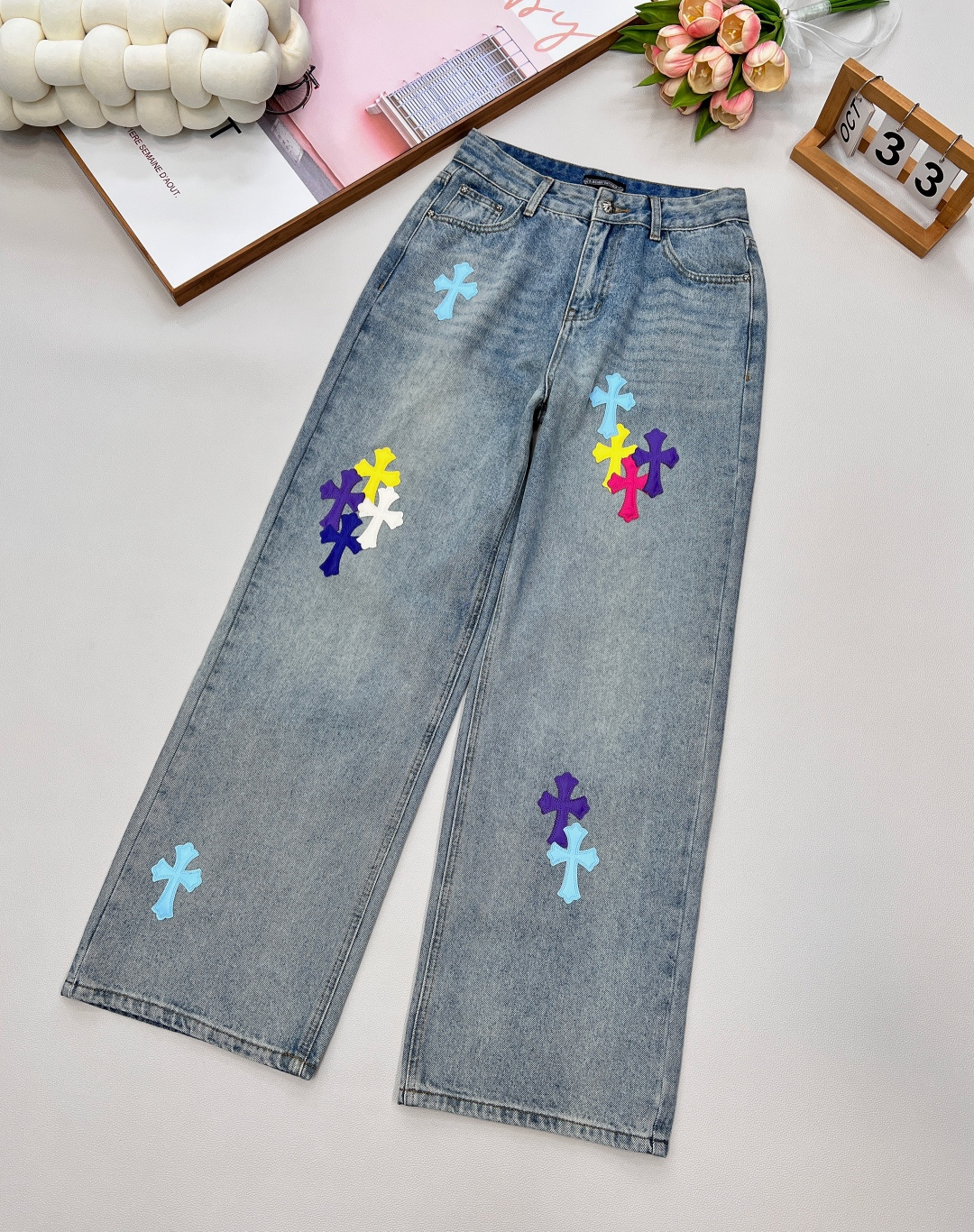 NO:448190,25 early autumn new Chrome Hearts new color embroidered cross straight jeans, using pure cotton jacquard fabric, the soft fabric on the upper body is very comfortable to wear, the front and rear cross logo design highlights the brand tone, the high waist wide-leg style is super beautiful, slimming and shading flesh showing the length of legs, versatile and classic custom hardware accessories. The three standards are complete, large-scale products are available in size sml code, chrome hearts, chrome hearts, jeans, alexander wang1986090925早秋新品Chrome Hearts克罗心新款彩色绣皮十字架直筒牛仔裤,采用纯棉的提花面料,上身柔软面料穿起来非常舒适前后十字架logo设计彰显品牌调性,高腰阔腿版型超好看显瘦遮肉显腿长百搭经典款定制五金配件.三标齐全,大货出 尺码sml 编码,,chrome hearts,chrome hearts,jeans,alexander wang,Women's clothing