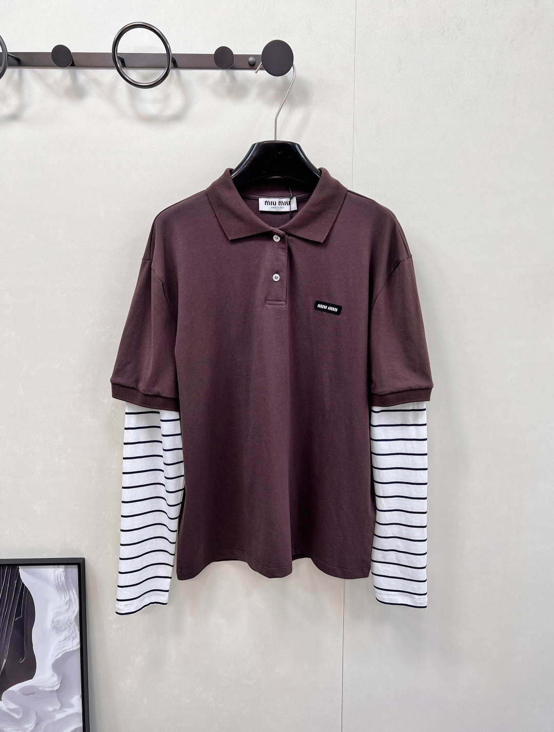 NO:448194,Miumiu25Fw early autumn new style college style Polo collar striped fake two-piece T-shirt top | Exclusive yb development!  High-end production!  Two must-have items for wardrobe!  Simple yet stylish!  A very personalized design style!  A long-sleeved T-shirt that makes a great photo shoot when taking pictures on the street!  Full of fashion sense!  It is classic and pleasing to the eye. It makes people want to have it at first sight. It looks good and easy to wear on the street. It is loose and has a complete set of three standards!  Spot size sml code, miumiu,tees,t-shirt,alexander wang19860909Miumiu25Fw早秋新款 学院风Polo领条纹假两件T恤上衣丨独家yb开发！高版出品！衣柜必备款假两件来咯！简单又不失格调！个性十足的设计风格！出街拍照非常出片的一款长袖T！时髦感十足！经典又耐看让人一看就想拥有～凹起造型来妥妥的好看轻松穿出街头感～宽松版型,三标齐全！现货发出 尺码sml 编码,,miumiu,tees，t-shirt,alexander wang,Women's clothing