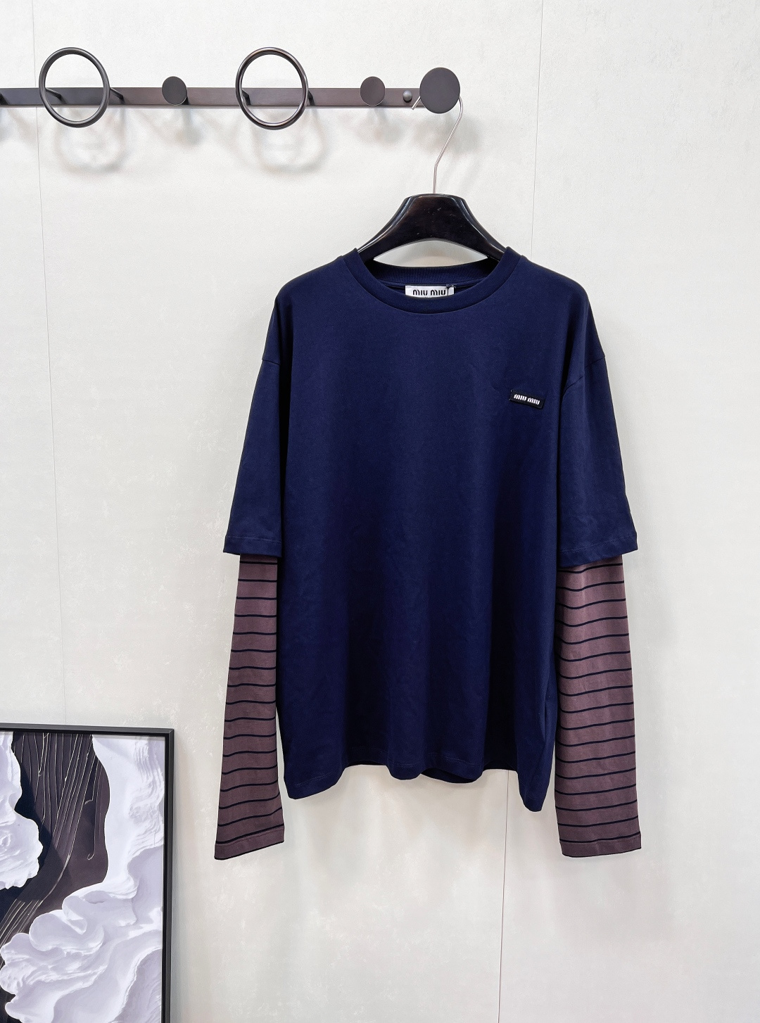 NO:448204,Miumiu25SS early autumn new college style navy blue spliced ​​striped fake two-piece long-sleeved T-shirt | Exclusive yb development!  High-end production!  Two must-have items for wardrobe!  Simple yet stylish!  A very personalized design style!  A long-sleeved T-shirt that makes a great photo shoot when taking pictures on the street!  Full of fashion sense!  Classic and pleasing to the eye, people want to have it at first sight~ It is a concave shape that makes it look good and easy to wear on the street~ Loose style, complete three standards, large-scale products Size sml code,,miumiu,tees,t-shirt,alexander wang19860909Miumiu25SS早秋新款学院风藏蓝色拼接条纹假两件长袖T恤丨独家yb开发！高版出品！衣柜必备款假两件来咯！简单又不失格调！个性十足的设计风格！出街拍照非常出片的一款长袖T！时髦感十足！经典又耐看让人一看就想拥有～凹起造型来妥妥的好看轻松穿出街头感～宽松版型,三标齐全,大货出 尺码sml 编码,,miumiu,tees，t-shirt,alexander wang,Women's clothing