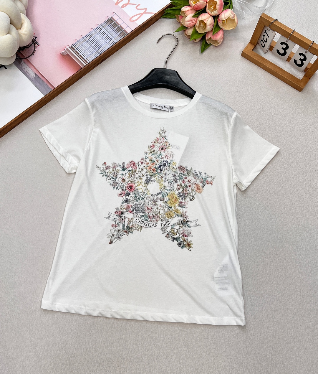 NO:449357,Dior25Fw early autumn new floral five-pointed star printed short-sleeved T-shirt丨Exclusive yb development!  High-end production!  Iconic five-pointed star print!  The chest is covered with three-dimensional prints, with complex flower and plant patterns embedded in it, with soft pink, goose yellow and sky blue intertwined, just like a retro oil painting. The hollow details in the center add a sense of layering, and the brand letters engraved at the bottom are full of low-key and high-quality!  The round neck is short cut, and the cotton fabric is kept clean and comfortable. It is suitable for matching with high waist bottoms or layered jackets to easily create a lazy French style. Three standards are complete, large-scale products are available. Size sml code, dior, jackets & coats, T-shirt,tees, t-shirt, alexander wang19860909Dior25Fw早秋新款花卉五角星印花短袖T恤丨独家yb开发！高版出品！标志性五角星印花！胸前以立体印花呈现大型五角星图腾,内嵌繁复花卉植物图案,柔粉、鹅黄与天蓝交织,宛如复古油画.中心镂空细节增添层次感,底部缎带铭刻品牌字母全称低调高定彰显！圆领短剪裁,棉质面料保持挺括舒适.适合搭配高腰下装或叠穿外套,轻松打造慵懒法式时髦.三标齐全,大货出 尺码sml 编码,,dior,jackets & coats,T-shirt,tees，t-shirt,alexander wang,Women's clothing