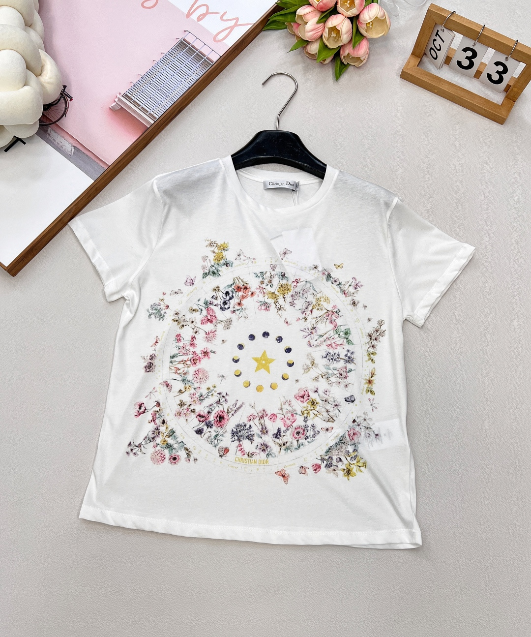 NO:449368,DioR25Fw early autumn new style, floral five-pointed star printed round neck short-sleeved T-shirt丨Exclusive yb development!  High-end production!  The big body is decorated with natural elements such as flowers, vines, moon phase changes, and combines into a spiral pattern. Five-pointed stars that meet the brand tone are embellished in the center. The fairy style is unified and coordinated. The design sense is full. The cotton fabric remains crisp and comfortable. It is suitable for matching with high-waist bottoms or layered jackets to easily create a lazy French style. Three standards are complete, and large-scale products are available. Size sml code, dior, jackets & coats, T-shirt,tees, t-shirt, alexander wang19860909DioR25Fw早秋新款 花卉五角星印花圆领短袖T恤丨独家yb开发！高版出品！大身以花朵藤蔓月相变化等自然元素装饰 组合成螺旋状图案 符合品牌调性的五角星点缀居中 仙气风格统一协调 设计感拉满 棉质面料保持挺括舒适.适合搭配高腰下装或叠穿外套,轻松打造慵懒法式时髦.三标齐全,大货出 尺码sml 编码,,dior,jackets & coats,T-shirt,tees，t-shirt,alexander wang,Women's clothing