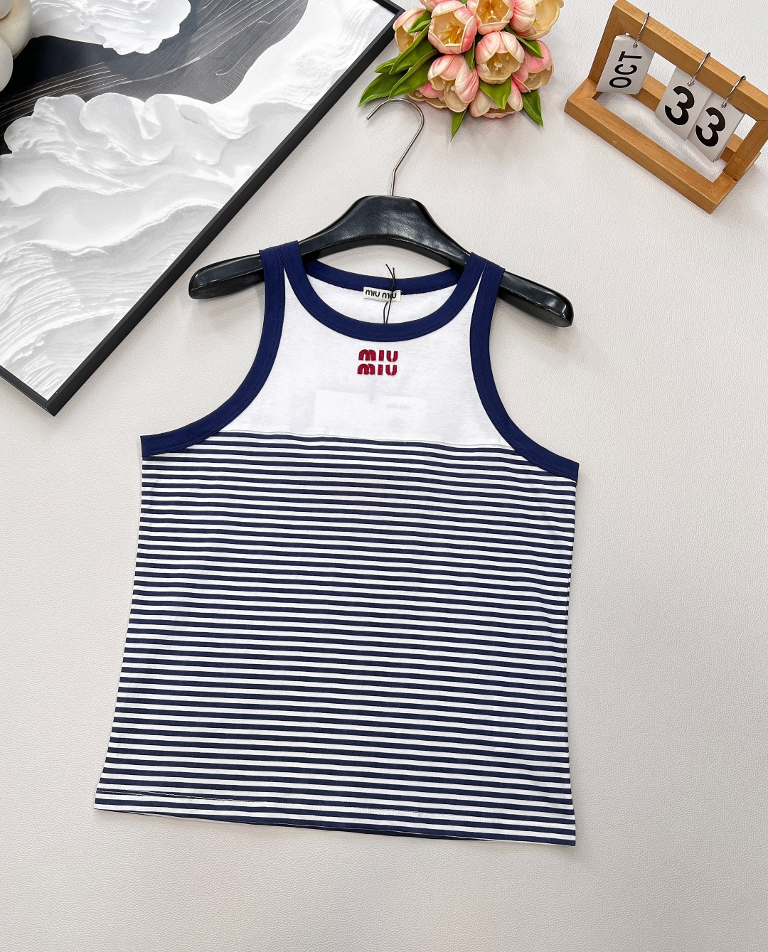 NO:449374,Miumiu2025 new round-neck striped vest, customized YB imported cotton poplin material, delicate texture, comfortable wear, short-sleeved top cut, highlight the brand style, material is elastic, presenting a slimming visual effect, neckline cuffs are designed with contrasting threaded edges, the letters on the chest make simple basic styles instantly become fashionable, and the combination of stripes intertwined to highlight high-end style. The inner wear is brilliant and fashionable, and the age-reducing style. Customized surface accessories, complete three standards, large-scale products. Size sml code,,miumiu, T-shirt, alexander wang19860909Miumiu2025新款圆领条纹背心,定制YB进口棉府绸材质 质感细腻 穿搭舒适 短袖上衣裁剪 凸显品牌格调 材质带有弹力 呈现显瘦视觉效果 领口袖口以撞色螺纹包边作设计亮点 胸前字母让简单的基础款式 秒变时尚单品 配合同色系条纹交织 彰显高级格调 单穿内搭都出彩时髦 减龄洋气 定制面辅料,三标齐全,大货出 尺码sml 编码,,miumiu,T-shirt,alexander wang,Women's clothing