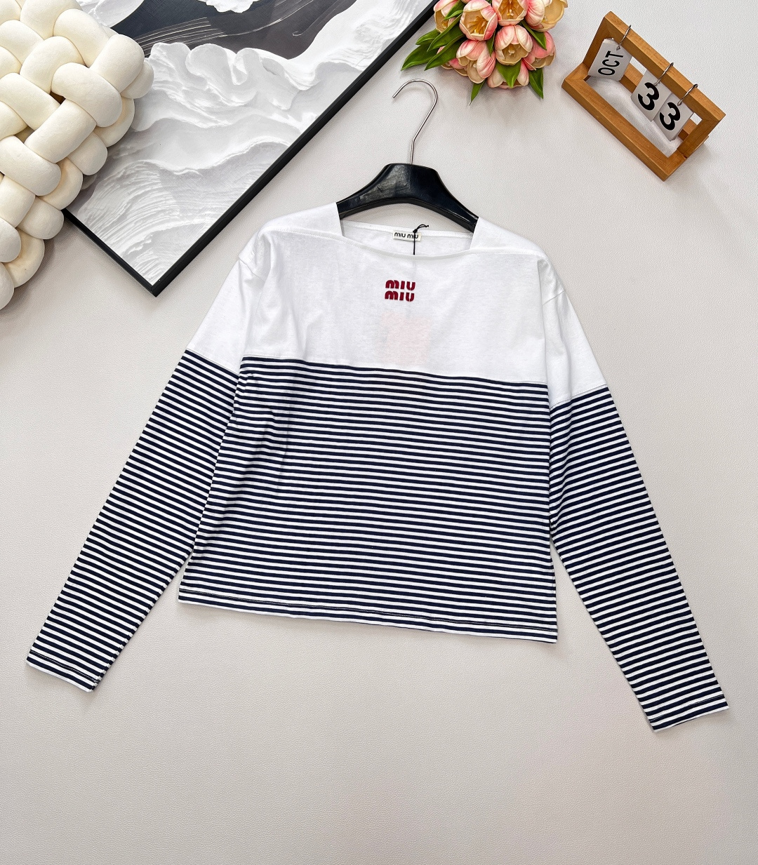 NO:449382,Miumiu2025 new striped spliced ​​one-shoulder long sleeves, customized YB imported cotton poplin material, breathable and comfortable, full texture, loose one-shoulder long sleeves cut, the upper body presents a casual and lazy style, plain upper body with blue and white stripes interlaced with thick and thin, flat high neck edge, letter logo, increase the beautiful and casual feeling of outfit, single wear, stylish and stylish, highlight the brand style, made of gram-weight pure cotton, comfortable and easy to wear, age-reducing style, customized surface accessories, complete three standards, large-scale products, size sml code,,miumiu,alexander wang19860909Miumiu2025新款条纹拼接一字肩长袖,定制YB进口棉府绸材质 透气舒适 质感十足 宽松一字肩长袖裁剪 上身呈现休闲慵懒的穿搭格调 上半身素色下半身蓝白条纹粗细交错 平口高领边 配合字母徽标 增加穿搭美高休闲感 单穿内搭都出彩时髦 凸显品牌格调 采用克重纯棉制成 舒适好穿 减龄洋气 定制面辅料 ,三标齐全,大货出 尺码sml 编码,,miumiu,alexander wang,Women's clothing