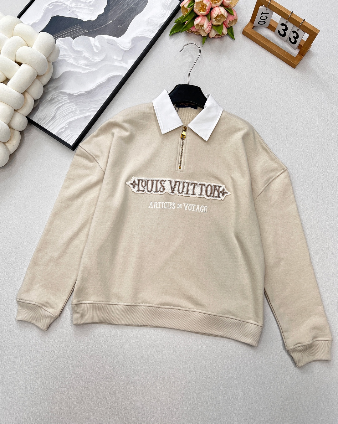 NO:449391,LouisVuitton25Fw early autumn new letter embroidered zipper lapel sweatshirt丨Exclusive yb development!  High-end production!  The fabric is made of terry cotton, the chest is made of patch-applied embroidery logo, and the imported hardware zipper is used. The overall wiring is straight and delicate. The fabric is comfortable and soft, and the color is consistent and there is no color difference. It can be matched with the same style to create a fashionable look. It can be used in various occasions. The same style is for men and women. The three standards are complete, and the large-scale products are available. Size sml code, louis vuitton, hoodie, sweatshirts, alexander wang19860909LouisVuitton25Fw早秋新款字母绣花拉链翻领卫衣丨独家yb开发！高版出品！面料采用毛圈棉材质,胸前采用贴补刺绣标识,采用进口五金拉链,整体走线平直细腻,面料舒适柔软,颜色一致无色差 能与同款搭配营造时尚造型,驾驭各种场合,男女同款 ,三标齐全,大货出 尺码sml 编码,,louis vuitton,hoodie,sweatshirts,alexander wang,Women's clothing