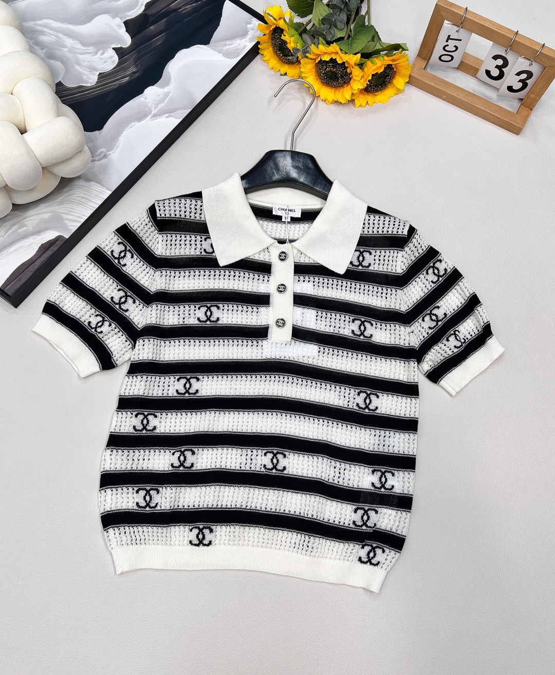 NO:450237,Chanel25 summer new knitted Polo neck short sleeves full of double C logo, with high luxury recognition, demonstrating the brand heritage and fashion inheritance, delicate knitted texture, hollow knitted breathable and comfortable, matched with the brand's iconic buttons, high-end details, simple and yet stylish, as a high-end brand, understand the new century's dress style, simple, comfortable, and highly sought after, and the brand itself provides these elements, fashionable and fleeting, the style is everlasting, the simpler the more classic, the iconic logo of the whole body comes with a soft focus effect, whoever wears it looks good, the first large item has been released!  Size sml code, chanel, T-shirt, alexander wang19860909Chanel25夏季新款针织Polo领短袖满身双C logo 自带高奢辨识度 彰显品牌底蕴与时尚传承 针织纹理细腻 镂空编织透气舒适 搭配品牌标志性纽扣 细节处见高级 简约又不失格调, 作为高奢品牌明白新世纪的着装风格 简单、舒适、备受追捧而品牌本身就提供了这些元素时尚易逝 风格永存 越简单越经典 全身标志性logo自带柔焦效果 谁穿谁好看首单大货已出！ 尺码sml 编码,,chanel,T-shirt,alexander wang,Women's clothing