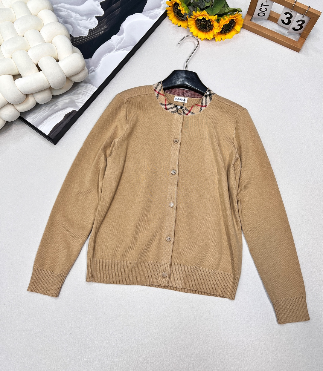 NO:450229,Burberry wool-blend ZP design, close-fitting, soft and slim and versatile, retro, fashionable and fashionable, classic and timeless texture delicate and soft!  Classic basic model, everyday versatile fabric, soft and delicate, thick, comfortable and skin-friendly, and the upper body shows temperament. Renew the decoration brand TB iconic design. Our quality is casually worn without slacking off. All the details are made very exquisitely. Original factory OEM!  Imported loom making!  Don't pick on age and don't pick on body shape. It's suitable for wearing inside in autumn and winter. It took more than a week to make the version. I tried no less than 6 types of threads. Finally, I found the closest yarn and color to come out. Cherish the spot, complete three standards, and large-scale products. Size sml code, burberry, alexander wang19860909Burberry 羊毛混纺ZP设计 贴身软糯 显瘦百搭 上身复古时髦洋气 经典不过时质感细腻柔软！经典基础款,日常百搭Bi备 采用羊毛混纺面料 柔软细腻 厚实舒适亲肤 上身就很显气质 焕新装饰品牌tb标志性设计 我们的品质随意穿不松懈,所有的细节做的很精致,原工厂代工！进口织机制作！不挑年龄 不挑身材 秋冬内搭单穿都适合,打版花了一周多时间,尝试了不下6种线,最后才找到最接近的纱线和颜色出来成品 珍惜现货 ,三标齐全,大货出 尺码sml 编码,,burberry,alexander wang,Women's clothing