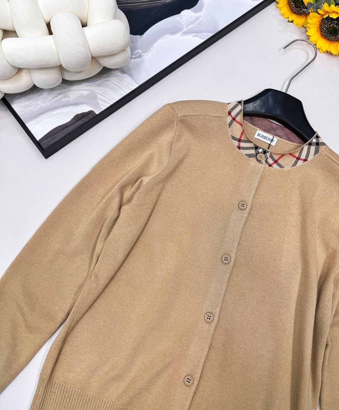 🆕Burberry 羊毛混纺📰ZP设计 👍贴身软糯 显瘦百搭 上身复古时髦洋气 经典不过时⚠️质感细腻柔