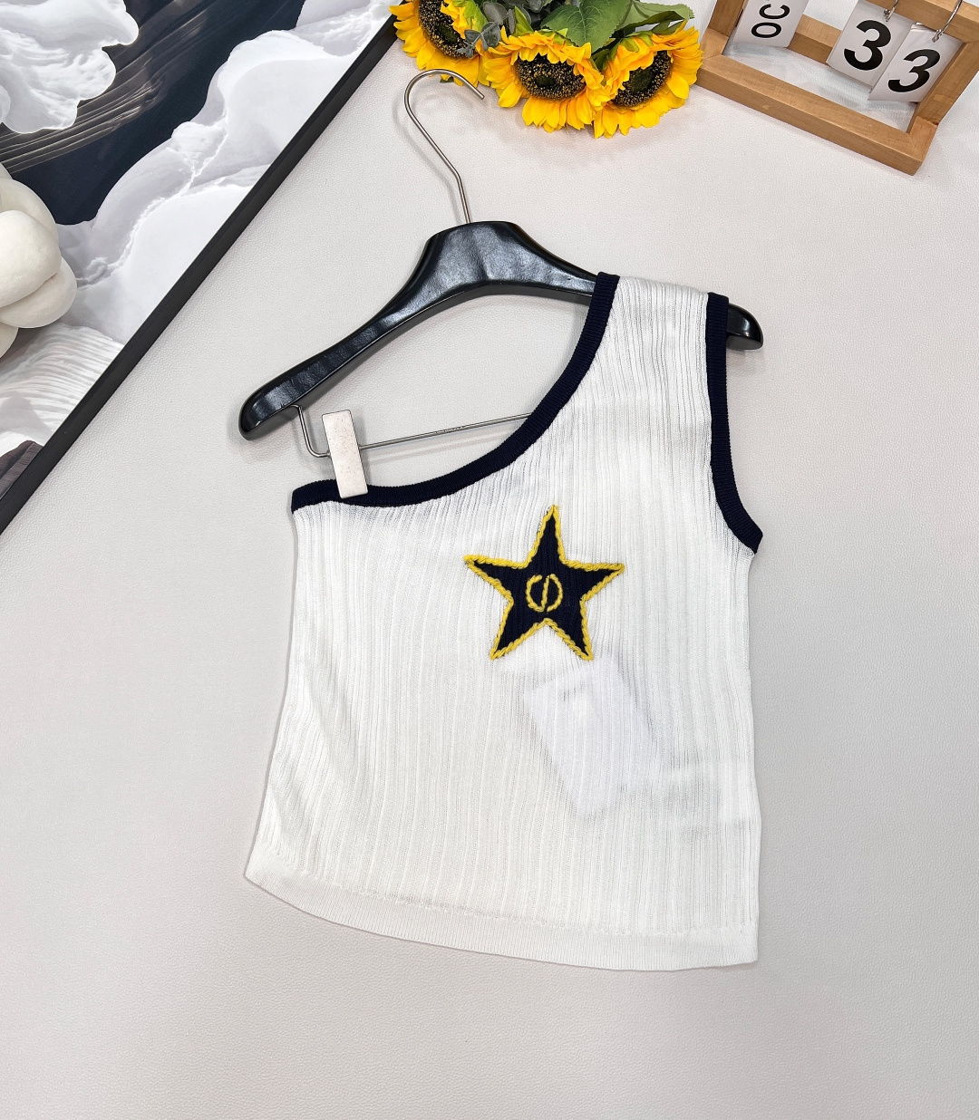 NO:450250,Dior2025 new product five-pointed star oblique shoulder knit vest, customized YB wool yarn wool, comfortable and soft, full of elasticity, oblique shoulder knit vest style, single side oblique shoulder neckline, vertical pit strip texture is wrapped in contrasting colors to improve skin exposure and make it look slim and sexy. The design is rich in layering. The chest is decorated with iconic five-pointed star and CD mark to highlight the brand's high-end style, comfortable and elastic, adding retro charm to the outfit. No need to deliberately add decoration to show the fashionable outfit. Fashionable Hong Kong style, customized face accessories. Accurate version, complete three standards, and large products are available!  Size sml code,dior,alexander wang19860909Dior2025新品款五角星斜肩针织背心,定制YB羊毛纱线织造 舒适软糯 弹力十足 斜肩针织背心版型 单侧斜肩领口 竖坑条肌理以撞色包边包裹固定 提升露肤度显瘦性感 设计层次感丰富 胸前位置点缀标志性五角星和CD标 彰显品牌高级格调 舒适有弹力 为穿搭增添复古魅力 无需刻意加饰 即可彰显穿搭洋气感 时髦港风 定制面辅料 认准版本,三标齐全,大货出！ 尺码sml 编码,,dior,alexander wang,Women's clothing