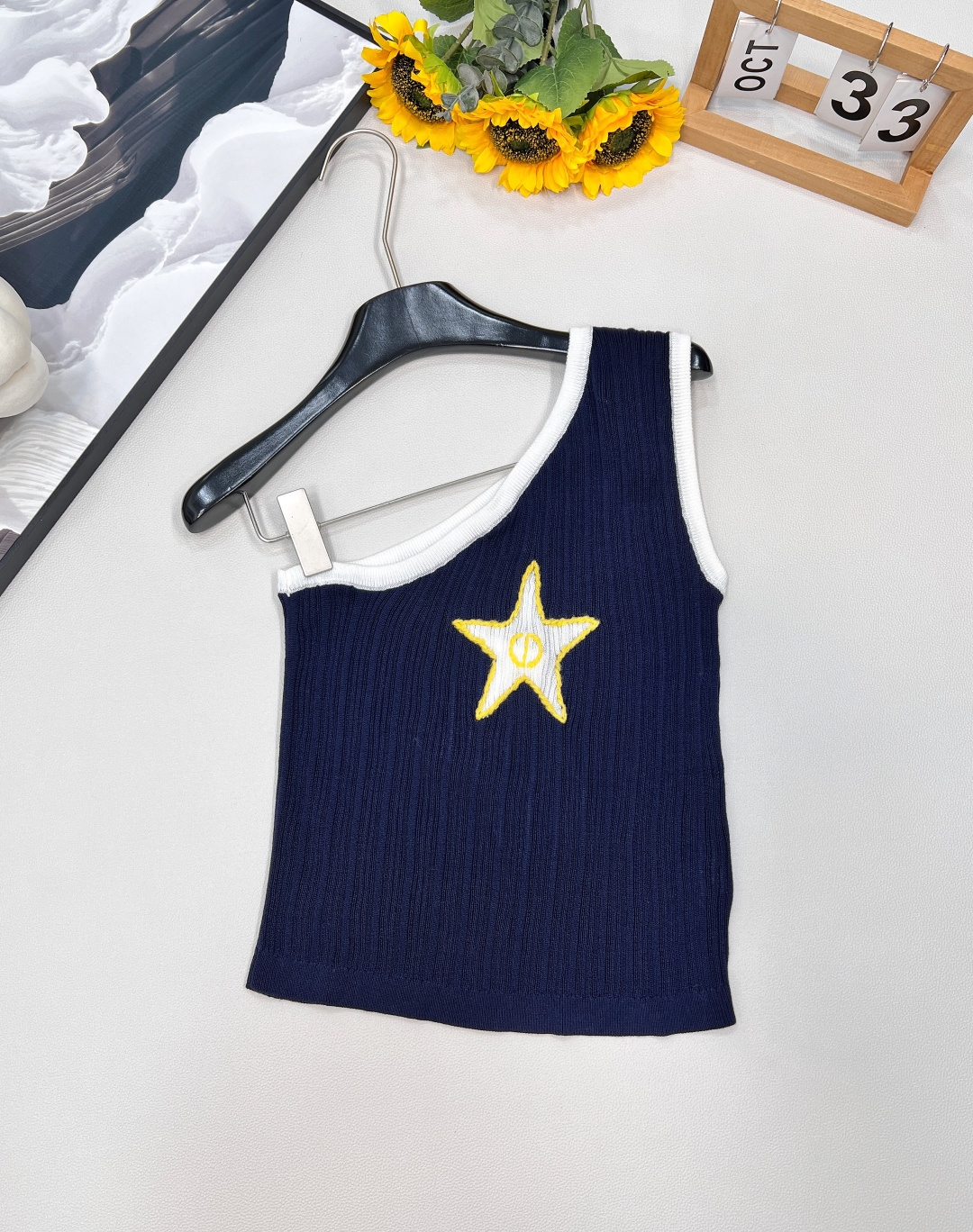 NO:450260,Dior2025 new product five-pointed star oblique shoulder knit vest, customized YB wool yarn wool, comfortable and soft, full of elasticity, oblique shoulder knit vest style, single side oblique shoulder neckline, vertical pit strip texture is wrapped in contrasting colors to improve skin exposure and make it look slim and sexy. The design is rich in layering. The chest is decorated with iconic five-pointed star and CD mark to highlight the brand's high-end style, comfortable and elastic, adding retro charm to the outfit. No need to deliberately add decoration to show the fashionable outfit. Fashionable Hong Kong style, customized face accessories. Accurate version, complete three standards, and large products are available!  Size sml code,dior,alexander wang19860909Dior2025新品款五角星斜肩针织背心,定制YB羊毛纱线织造 舒适软糯 弹力十足 斜肩针织背心版型 单侧斜肩领口 竖坑条肌理以撞色包边包裹固定 提升露肤度显瘦性感 设计层次感丰富 胸前位置点缀标志性五角星和CD标 彰显品牌高级格调 舒适有弹力 为穿搭增添复古魅力 无需刻意加饰 即可彰显穿搭洋气感 时髦港风 定制面辅料 认准版本,三标齐全,大货出！ 尺码sml 编码,,dior,alexander wang,Women's clothing