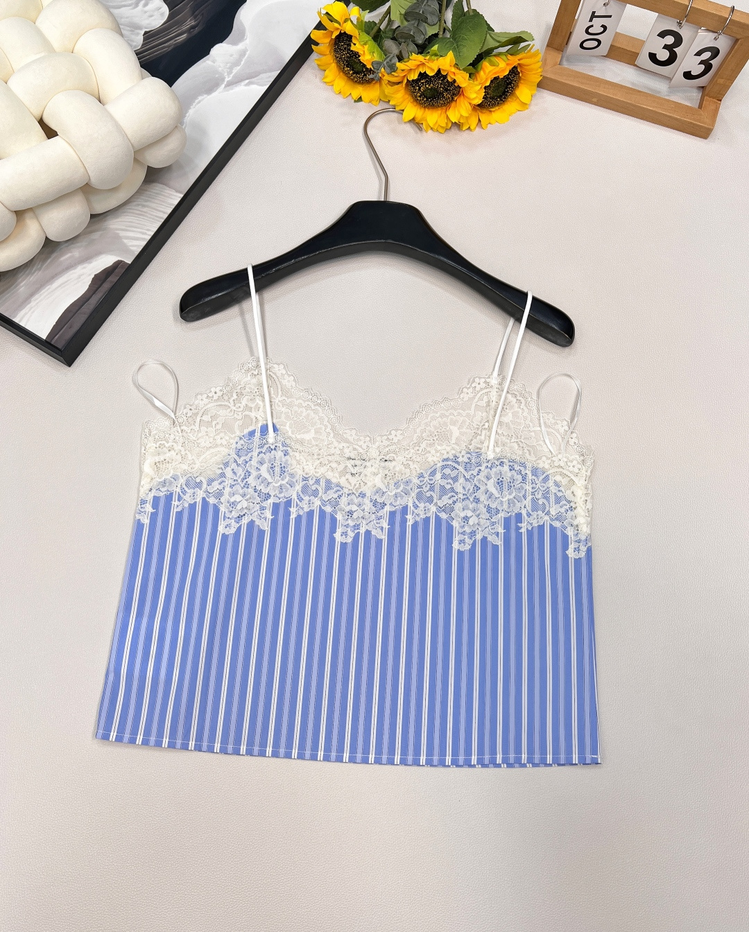 🆕Miumiu2025新款蕾丝吊带上衣，定制YB斜纹全棉材质 亲肤舒适 吸湿透气 通体竖列蓝白条纹交织 