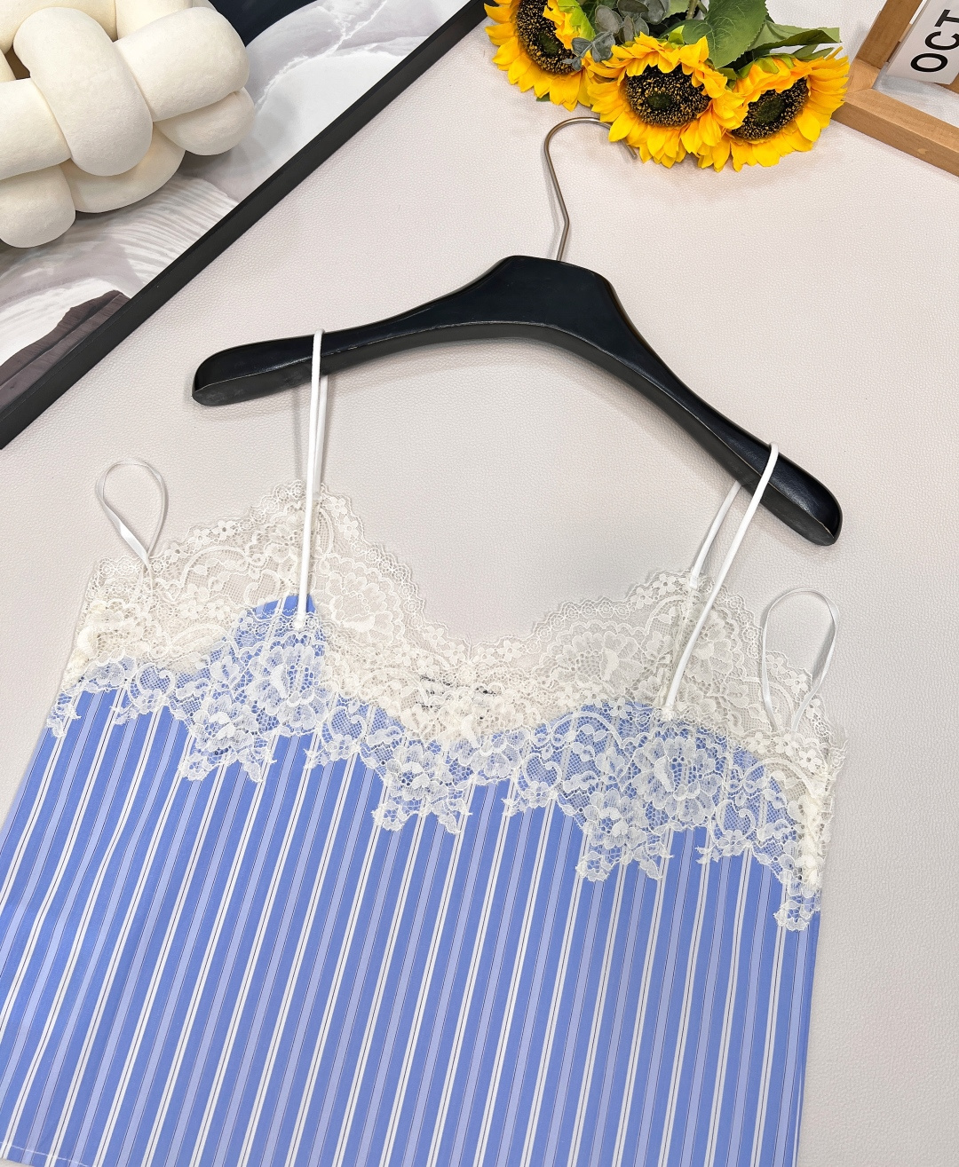 🆕Miumiu2025新款蕾丝吊带上衣，定制YB斜纹全棉材质 亲肤舒适 吸湿透气 通体竖列蓝白条纹交织 