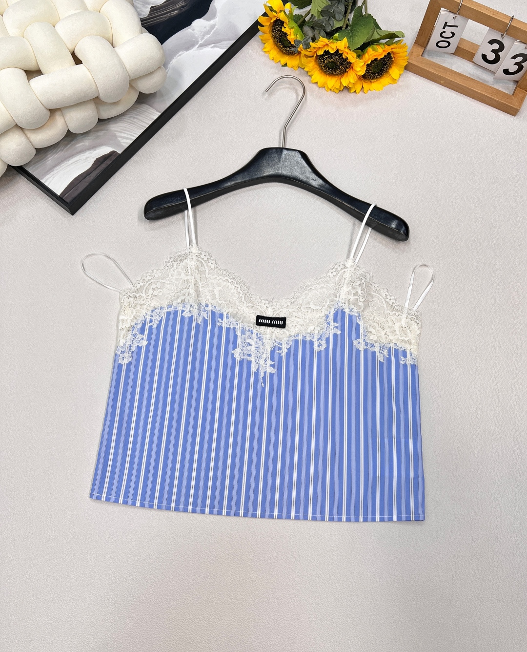 NO:450272,Miumiu2025 new lace suspender top, customized YB twill cotton material, skin-friendly and comfortable, moisture-absorbing and breathable, vertical blue and white stripes all over the body, loose and fashionable, full of literary and old money, thin suspender vest is embellished with clear water-soluble lace on the chest, sexy and charming, matched with the letter logo on the chest, highlighting taste, matched with the same series of elastic waist shorts, the logo echoes more exquisite, the set of upper body is elegant and lazy, full of vacation, home and outdoor wear, customized facial accessories, and accurate version!  Complete three standards, large-scale products, size sml, miumiu, shorts, alexander wang19860909Miumiu2025新款蕾丝吊带上衣,定制YB斜纹全棉材质 亲肤舒适 吸湿透气 通体竖列蓝白条纹交织 松弛而时髦 带有满满文青老钱感 细吊带背心胸前以清透水溶蕾丝点缀 性感迷人 配合胸前字母徽标 突出品味 搭配同系列松紧腰短裤 徽标呼应更显精致 成套上身典雅慵懒 度假感十足 家居外穿都 定制面辅料 认准版本！三标齐全,大货出 尺码sml 编,,miumiu,shorts,alexander wang,Women's clothing