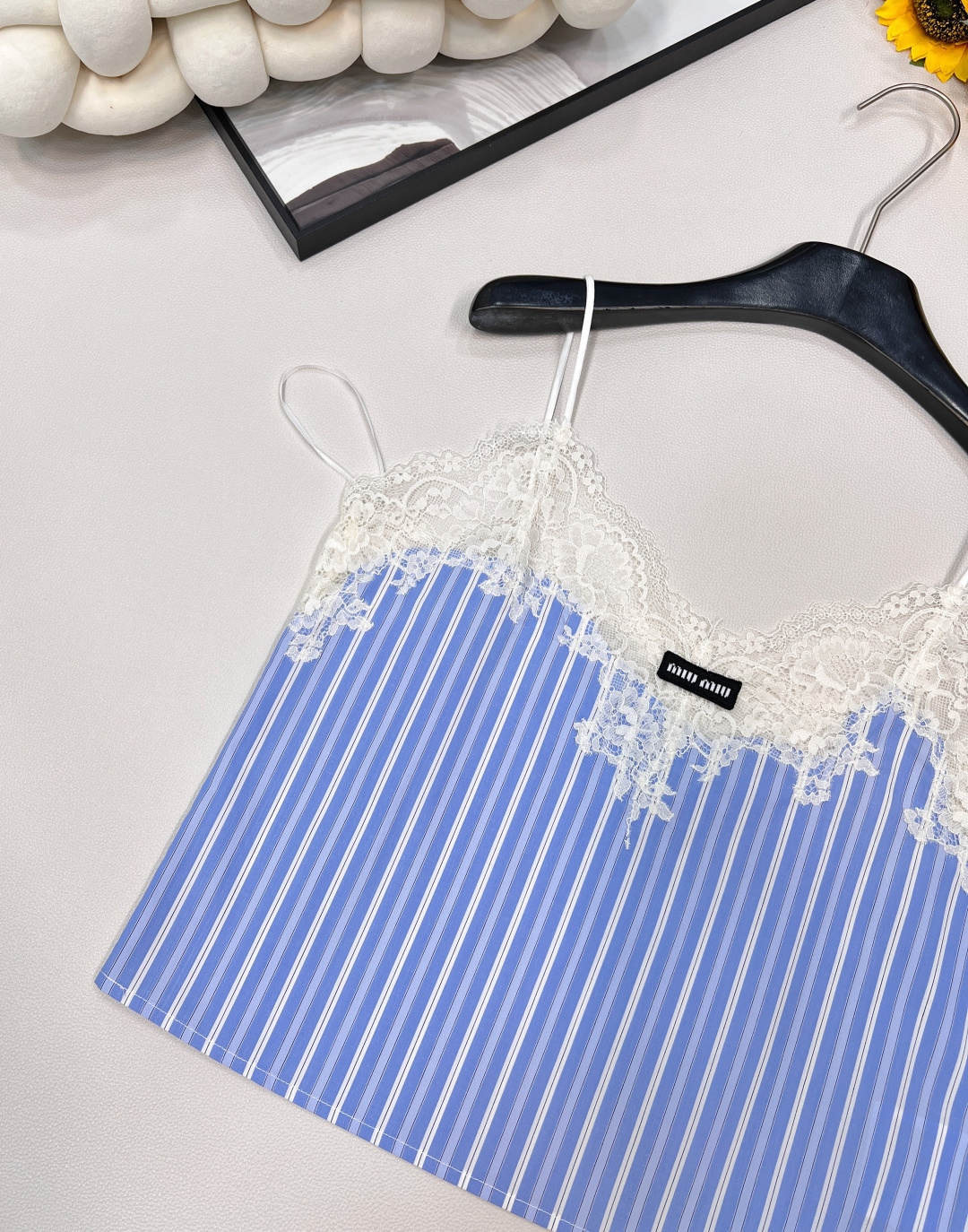 🆕Miumiu2025新款蕾丝吊带上衣，定制YB斜纹全棉材质 亲肤舒适 吸湿透气 通体竖列蓝白条纹交织 