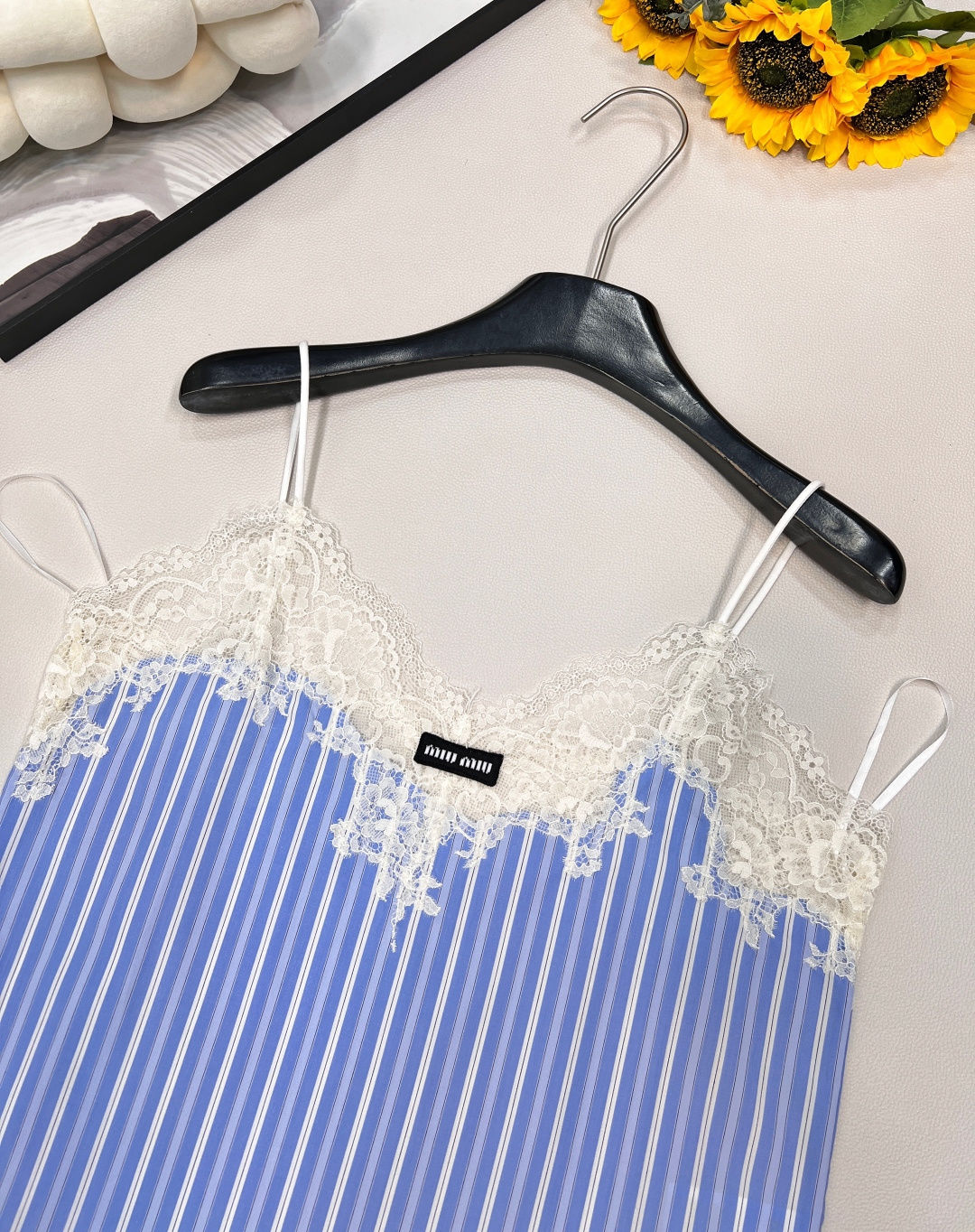 🆕Miumiu2025新款蕾丝吊带上衣，定制YB斜纹全棉材质 亲肤舒适 吸湿透气 通体竖列蓝白条纹交织 