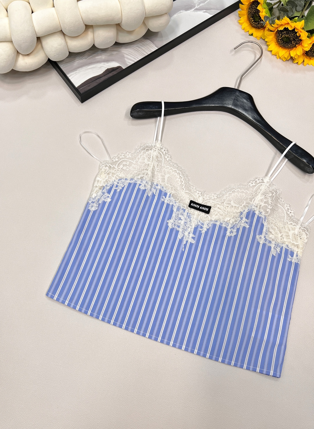 🆕Miumiu2025新款蕾丝吊带上衣，定制YB斜纹全棉材质 亲肤舒适 吸湿透气 通体竖列蓝白条纹交织 