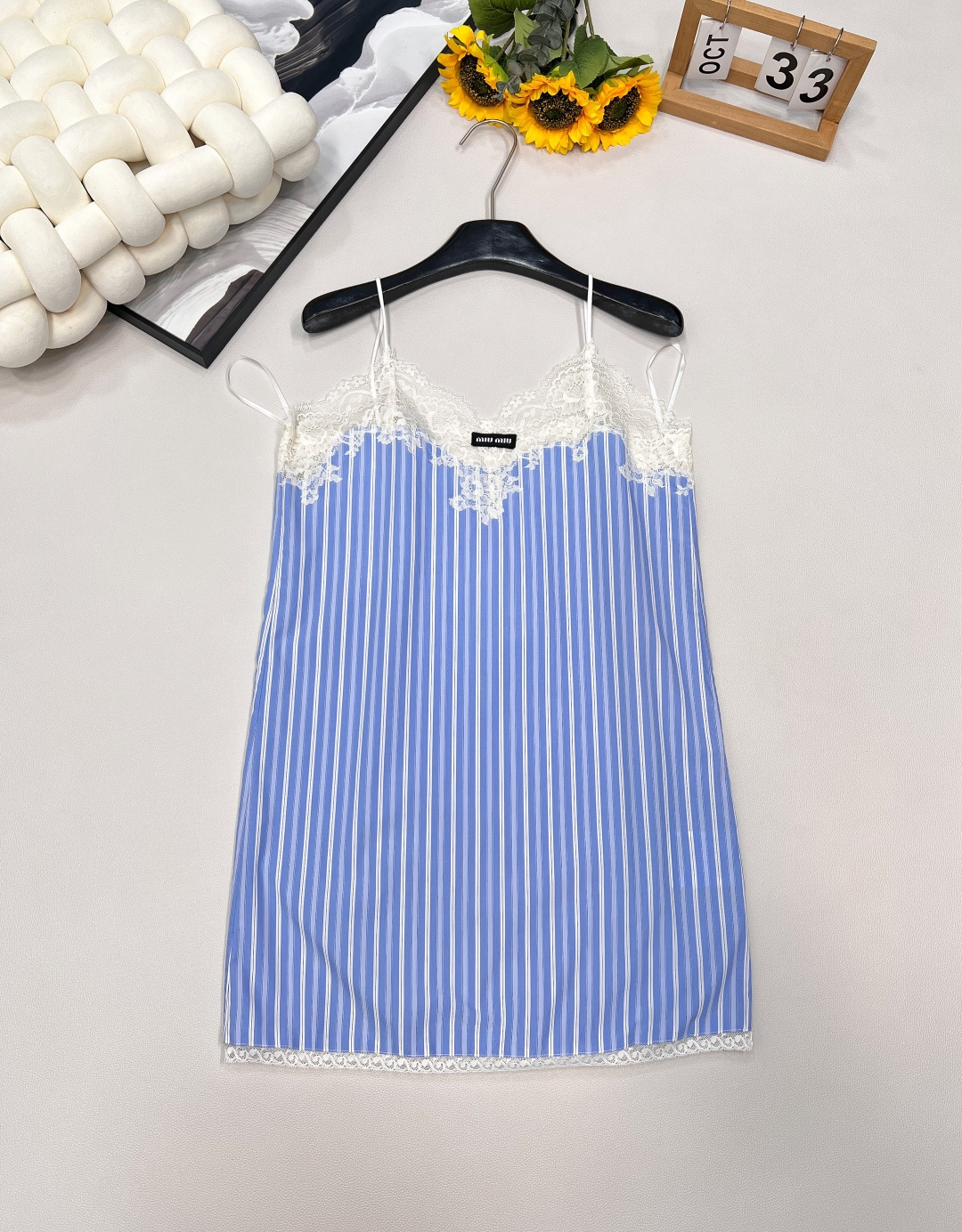 NO:450283,Miumiu2025 new lace suspender dress, customized YB twill cotton material, skin-friendly and comfortable, moisture-absorbing and breathable, vertical rows of blue and white stripes all over the body, loose and fashionable, full of literary and old money, thin suspender vest dress, embellished with clear water-soluble lace on the chest, sexy and charming, matched with the letter logo on the chest, highlight taste, elegant and lazy upper body, full of vacation, home and outdoor wear, customized facial accessories, accurate version, complete three standards, large-scale products, size sml code,,miumiu, skirts, alexander wang19860909Miumiu2025新款蕾丝吊带连衣裙,定制YB斜纹全棉材质 亲肤舒适 吸湿透气 通体竖列蓝白条纹交织 松弛而时髦 带有满满文青老钱感 细吊带背心连衣裙 胸前以清透水溶蕾丝点缀 性感迷人 配合胸前字母徽标 突出品味 上身典雅慵懒 度假感十足 家居外穿都 定制面辅料 认准版本,三标齐全,大货出 尺码sml 编码,,miumiu,skirts,alexander wang,Women's clothing